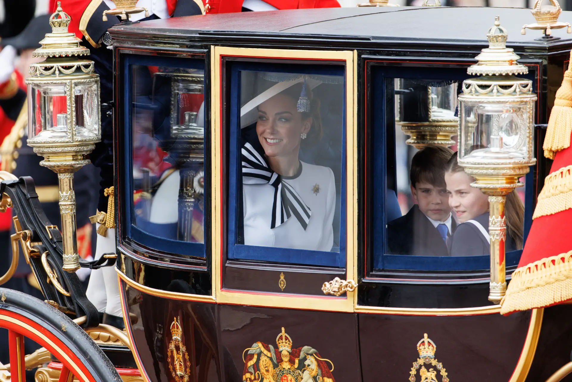 Kate Middleton faz a primeira aparição pública desde que foi diagnosticada com cancro no desfile de natalício do rei