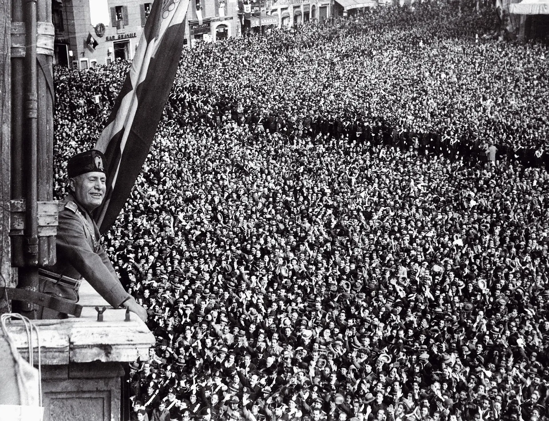 Benito Mussolini a discursar para as massas em maio de 1936, em Roma. Não sendo uma biografia do ‘Duce’, Emilio Gentile fala dele na estrita medida em que é indissociável do nascimento e da evolução do fascismo