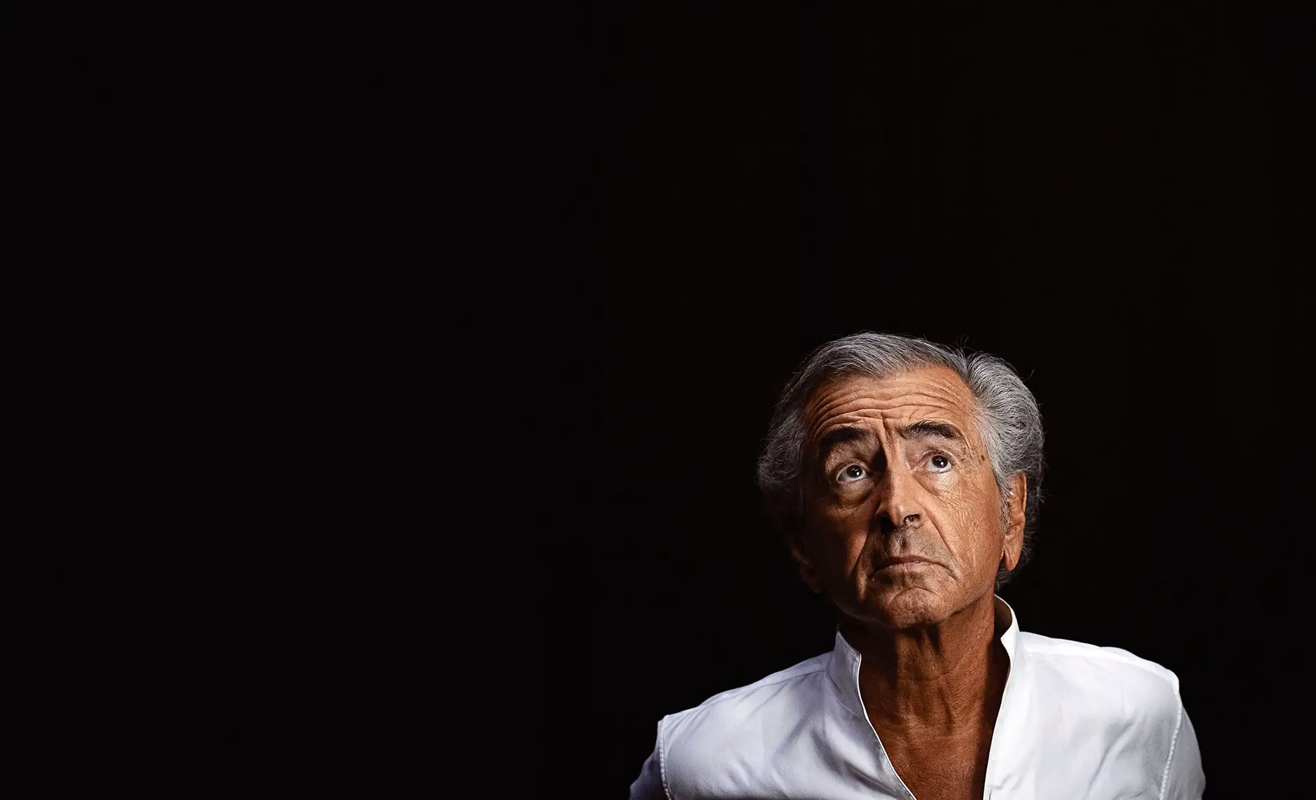 Entrevista a Bernard-Henri Lévy: “A Europa vive uma espécie de tentação para o suicídio”