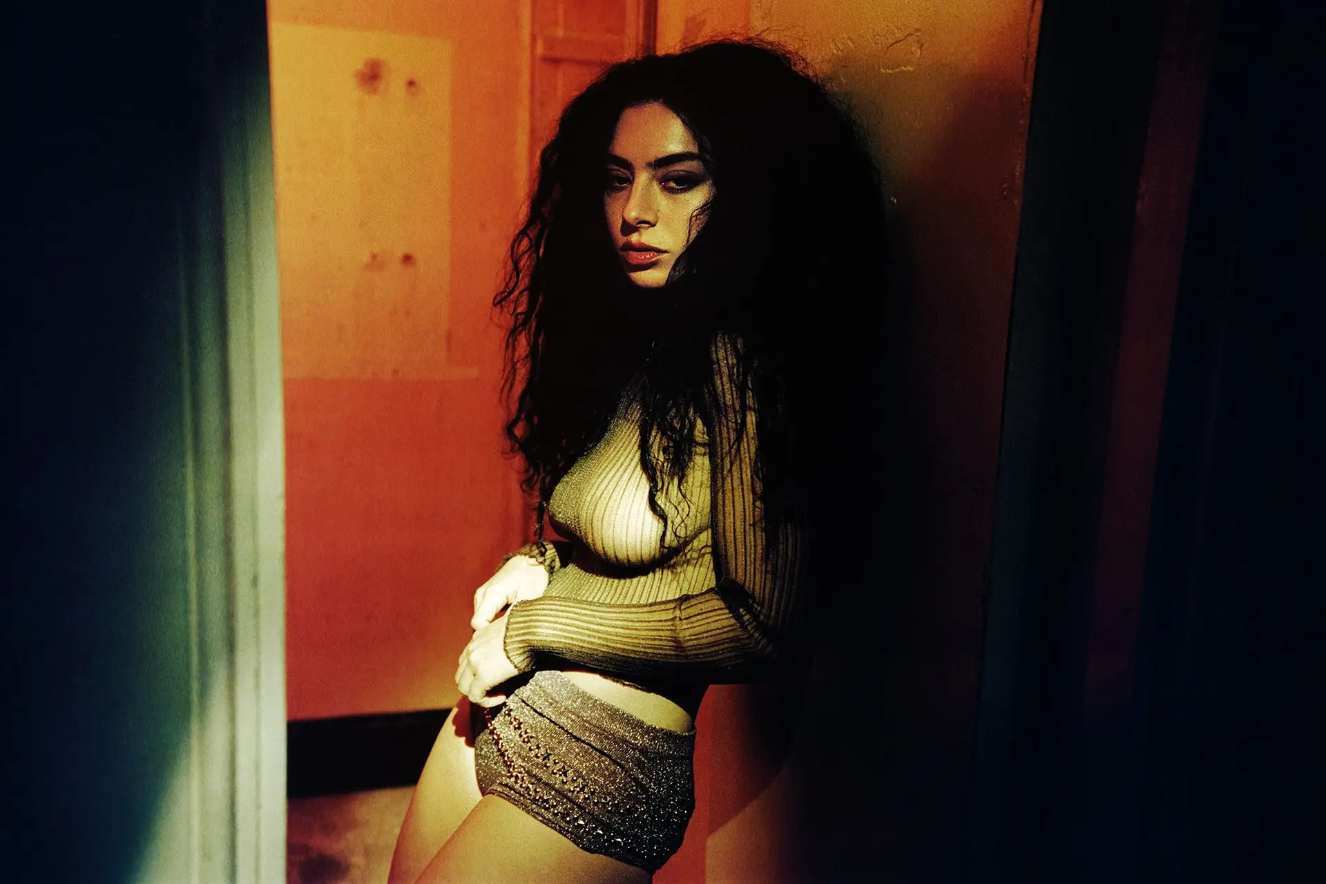 Ao sexto álbum, a britânica Charli XCX traz-nos aquela que pode muito bem ser a sua obra-prima. E confirma-se como uma das vozes mais complexas da pop do novo milénio