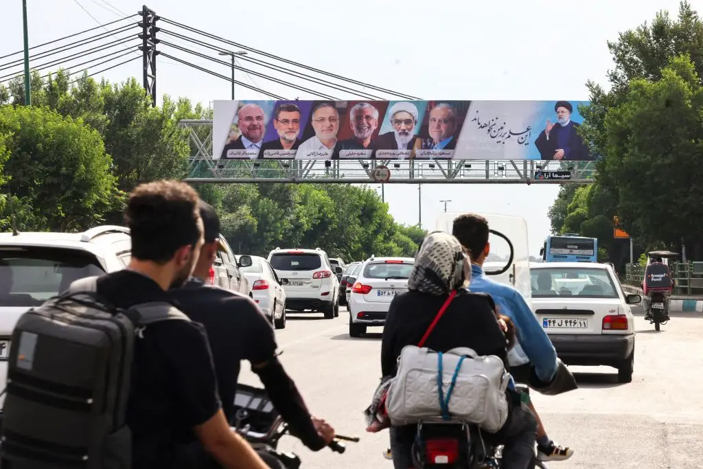 Tarja com as fotos dos seis candidatos às presidenciais iranianas, numa rua de Teerão
