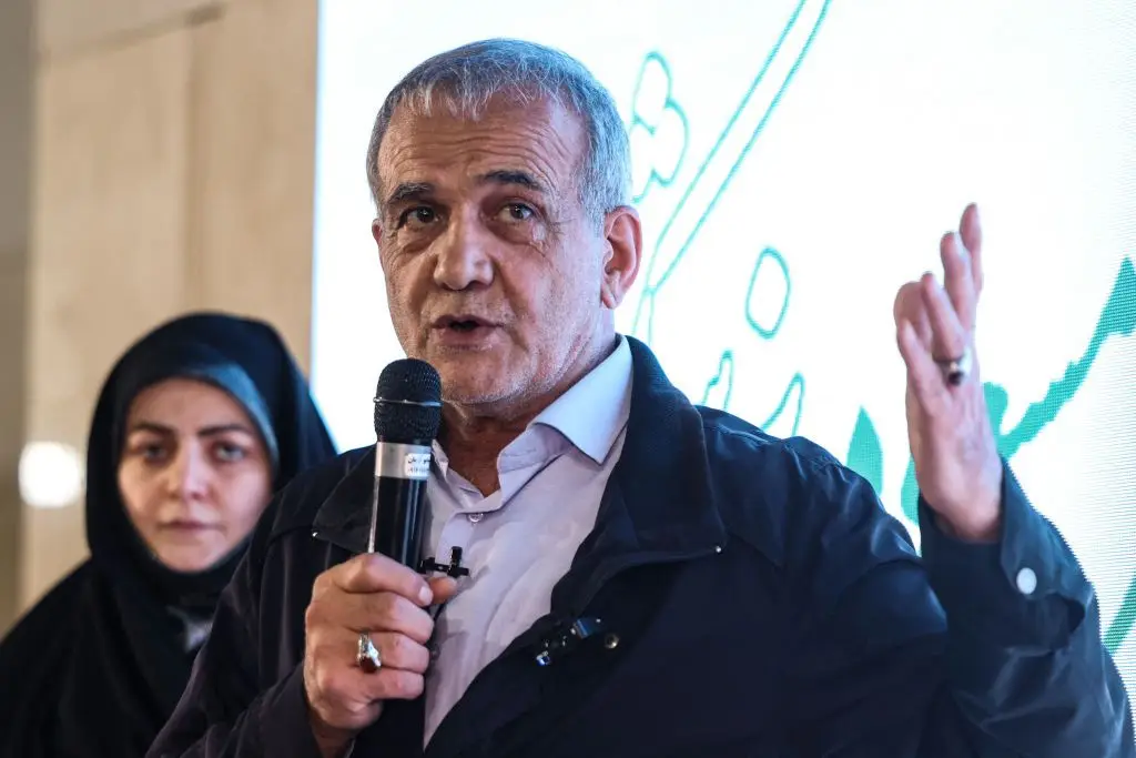 Massoud Pezeshkian intervém num encontro com mulheres, em Teerão, durante a campanha eleitoral