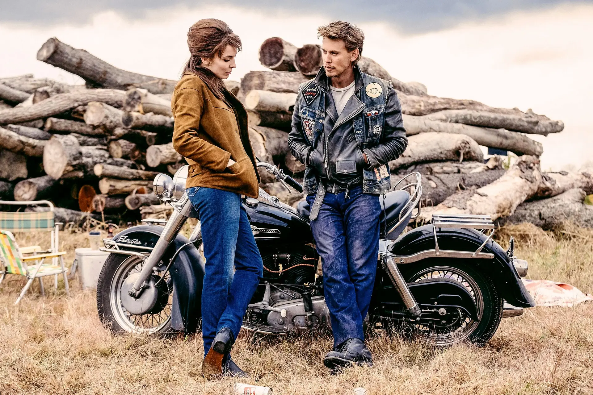Jodie Comer (esq.) e Austin Butler (dir.), nos papéis de Kathy e Benny, respetivamente, são os protagonistas