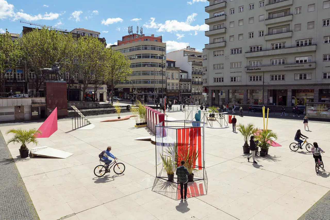 “Paisagem Boldo” é uma instalação que transforma a praça do CCB por via de uma recomposição do lugar concebida em parceria com o arquiteto português João Gonçalo Lopes