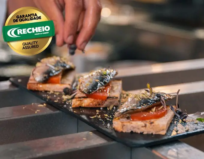 Onde o peixe a carne convivem perto do mar