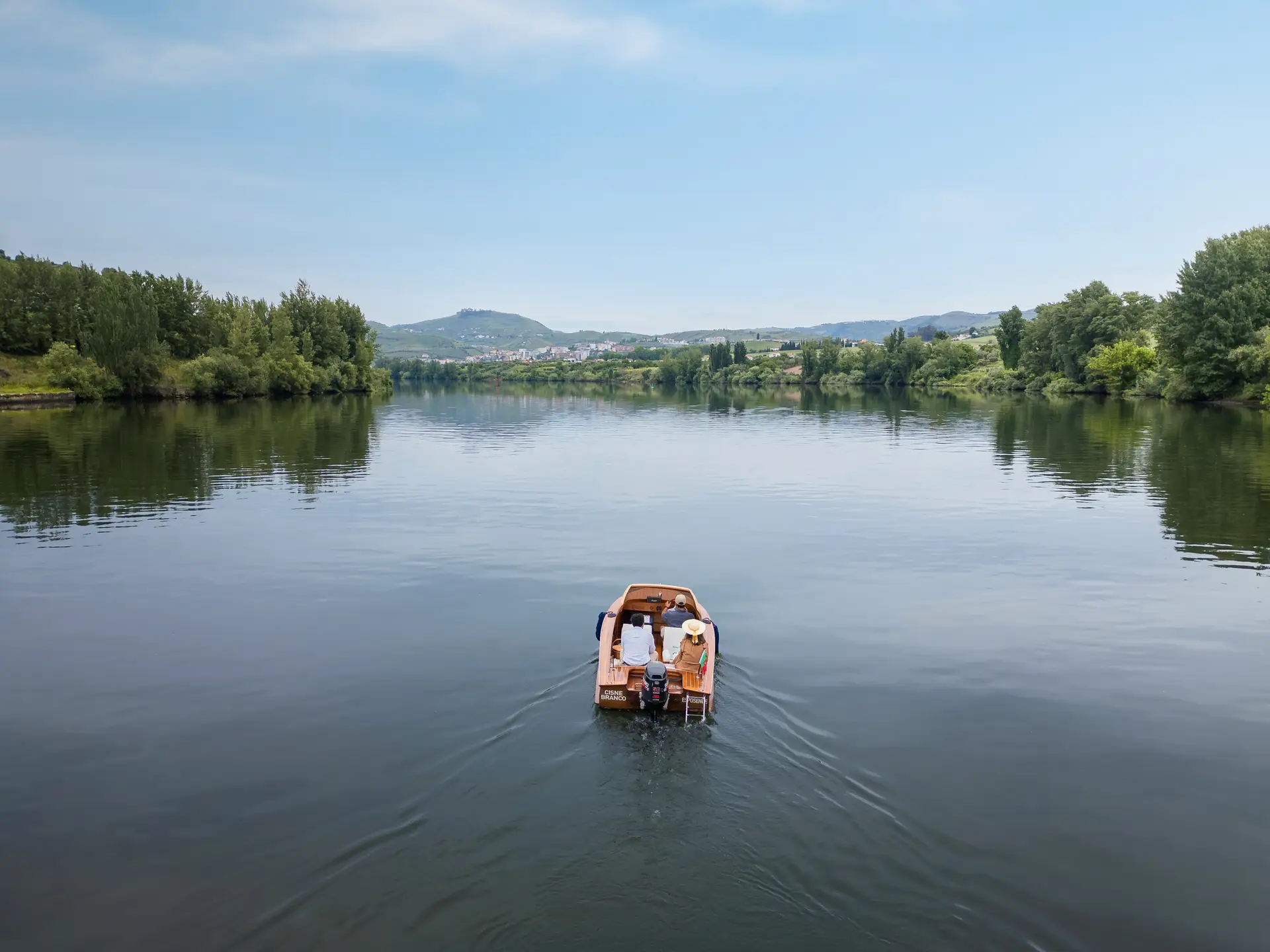 Passeios em barco vintage e piqueniques na floresta são novidades de verão em hotel premiado no Douro