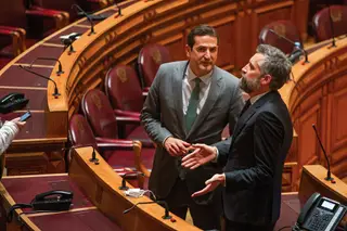 Hugo Soares, líder parlamentar do PSD, e Pedro Nuno Santos, líder do PS, na primeira sessão desta legislatura <span class="creditofoto">Foto Ana Baião</span>