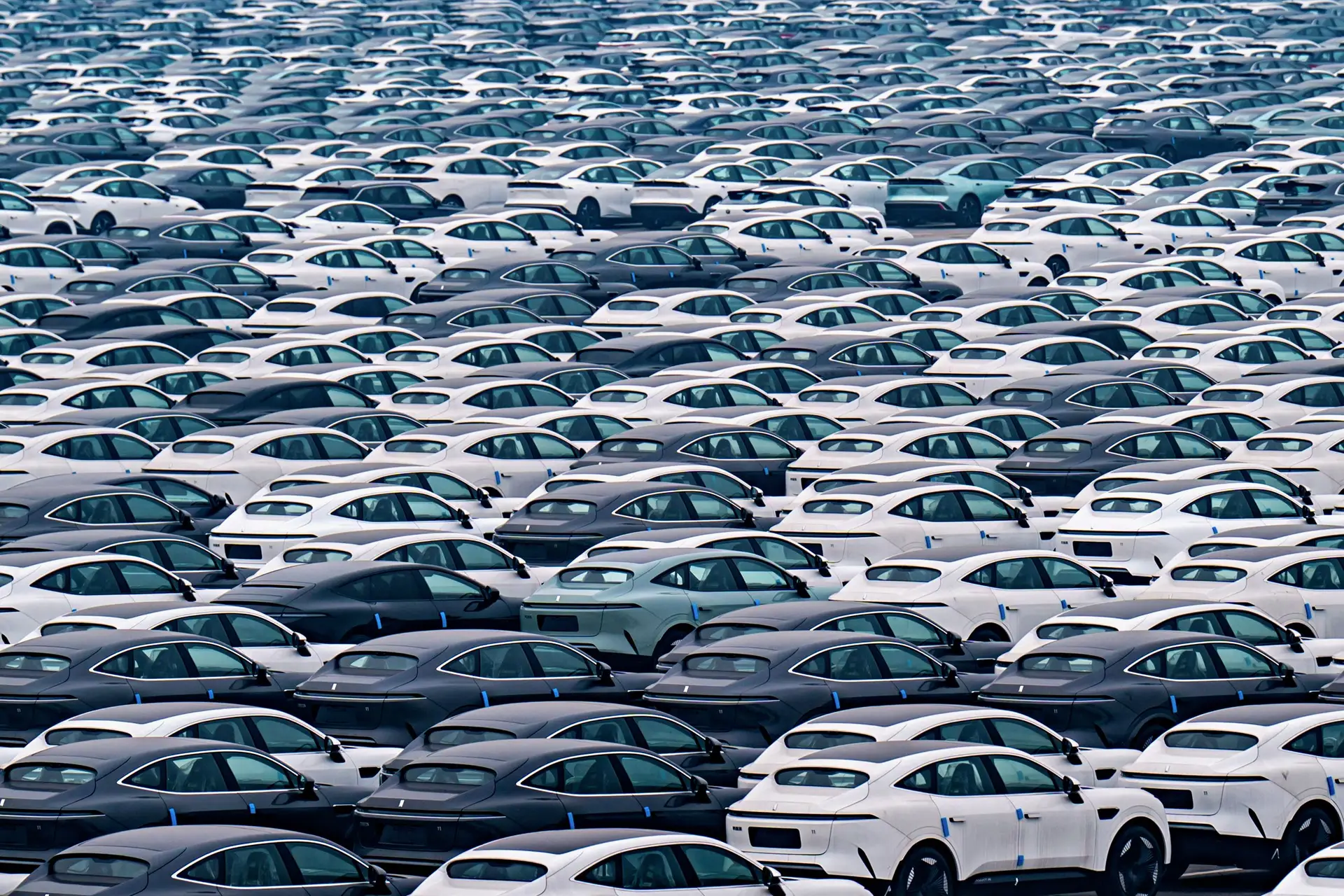 Guerra tarifária UE/China: Bruxelas suaviza aumento dos direitos aduaneiros sobre importações de carros elétricos
