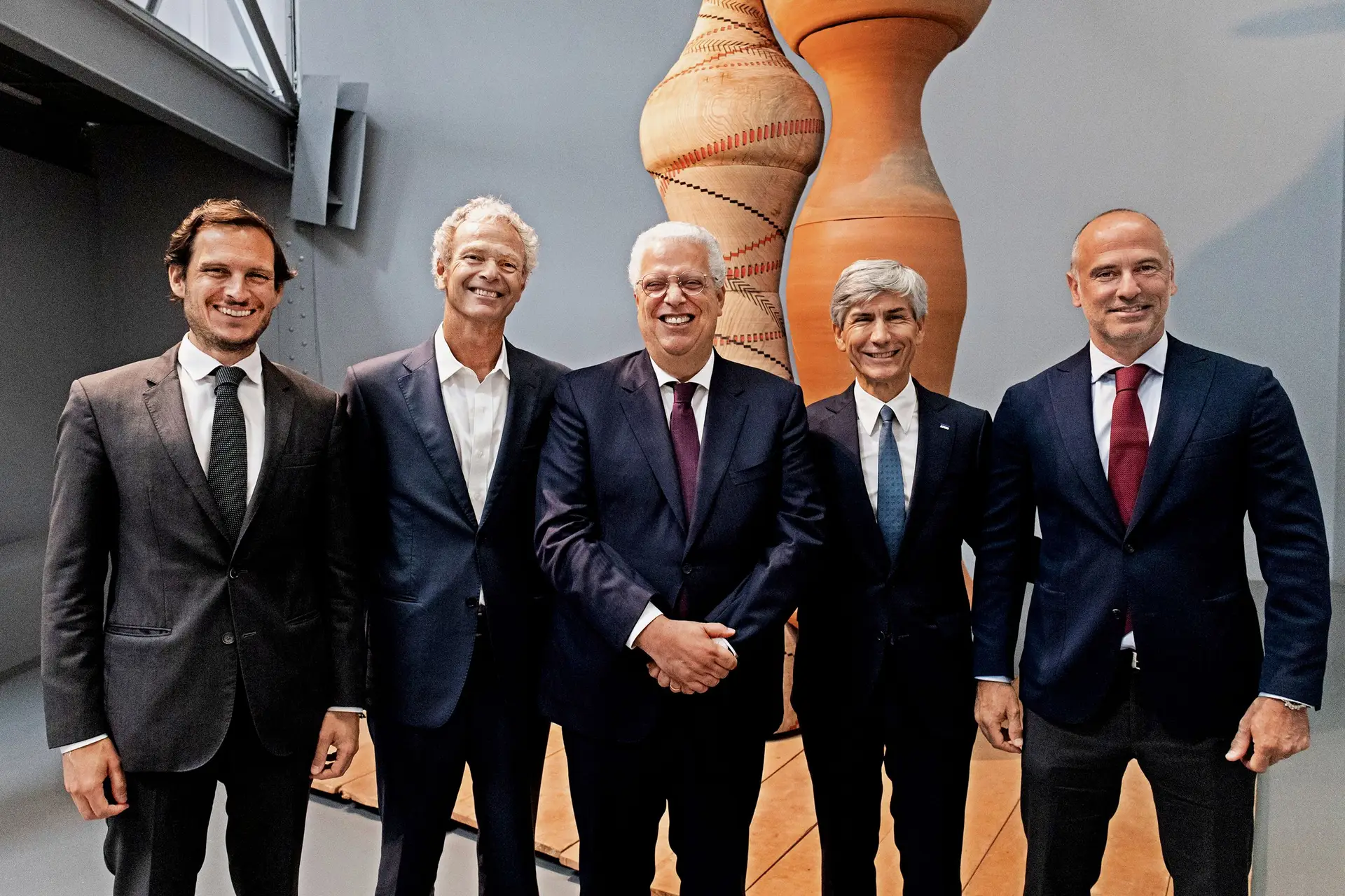 Francisco Pedro Balsemão, da Impresa; Filipe de Botton, da Logoplaste; Pedro Reis, ministro da Economia; Vítor Ribeirinho, da KPMG, e José Germano de Sousa, da Associação das Empresas Familiares, estiveram, esta quinta-feira, na apresentação do estudo “Potenciar o Legado — O Caminho de Crescimento das Empresas Familiares”, no Museu da Eletricidade, em Lisboa. Realizado pela KPMG, o estudo foi também apresentado no Porto no início da semana porque, como explicou Vítor Ribeirinho, “a comunidade de empresas em Lisboa é diferente da do Porto”