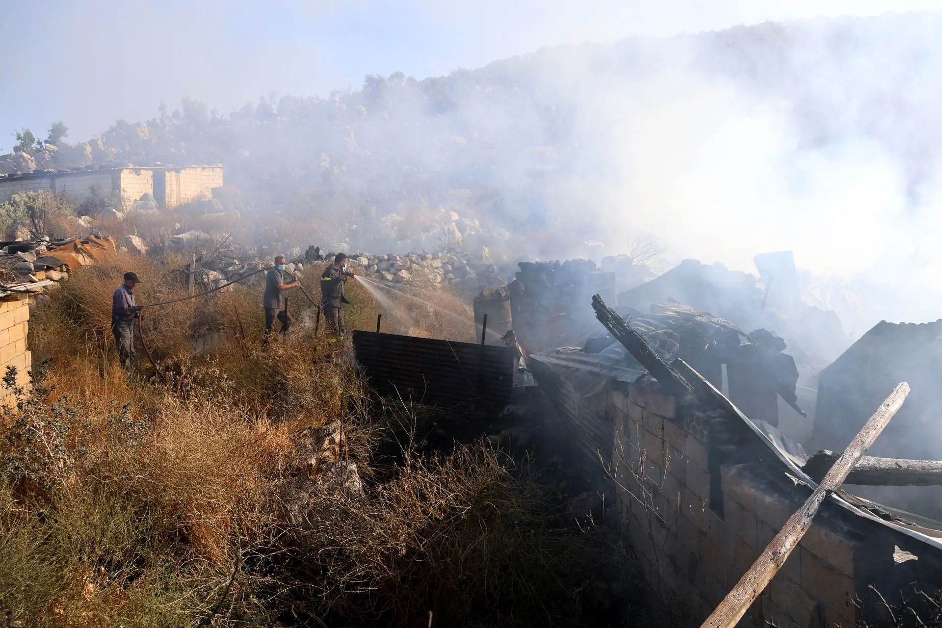 Bombeiros libaneses apagam um fogo resultado de um bombardeamento militar israelita