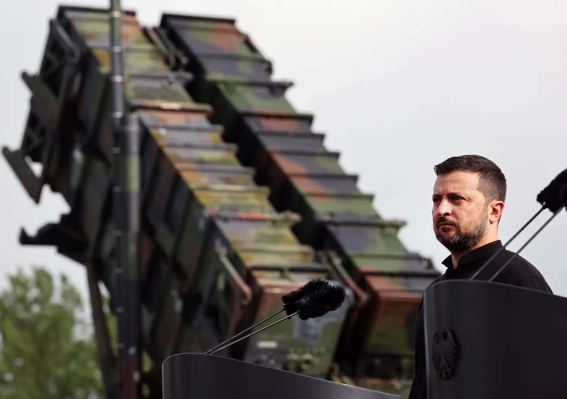 Volodymyr Zelensky ao lado de um sistema de defesa Patriot