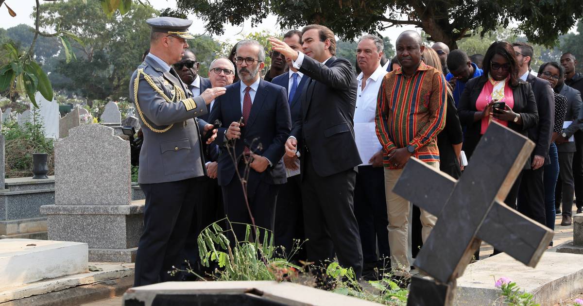 Ministro dos Negócios Estrangeiros visita túmulos de soldados portugueses mortos em Angola e destaca “reconciliação”