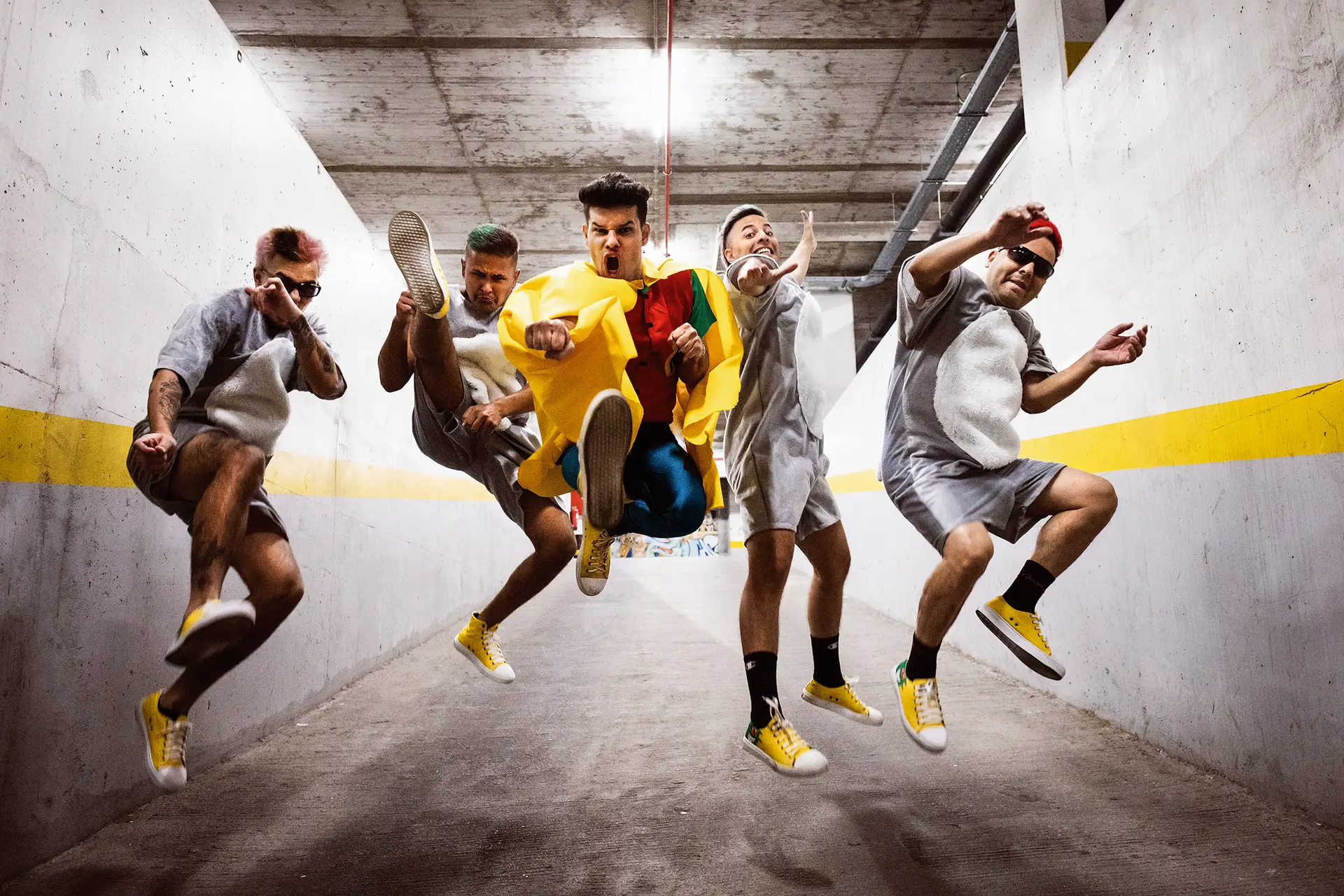 Mamonas Assassinas — O Legado: ao centro, vestido de super-herói, o ator e músico Ruy Brissac (foi protagonista do musical, do filme e agora vocalista da banda de homenagem)