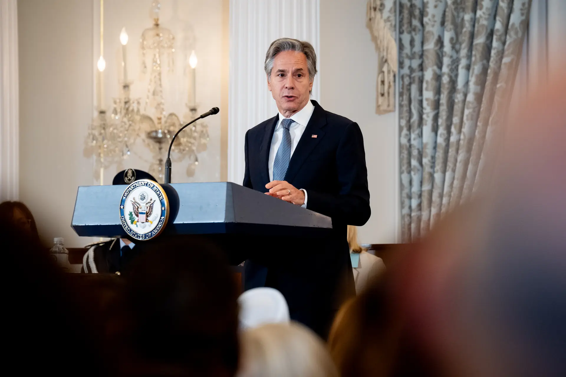  O secretário de Estado dos EUA, Antony Blinken, fala num evento para divulgar o Relatório sobre Tráfico de Pessoas de 2024