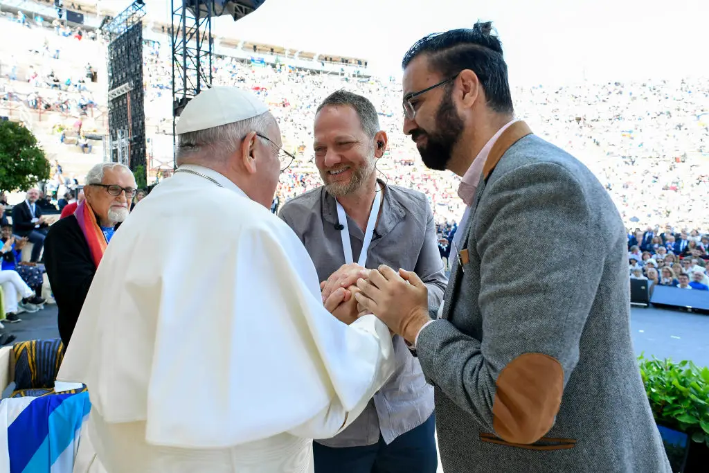 À direita, o ativista palestiniano Aziz Abu Sarah encontrou-se com o Papa Francisco a 18 de maio, juntamente com o seu amigo israelita Maoz Inon
