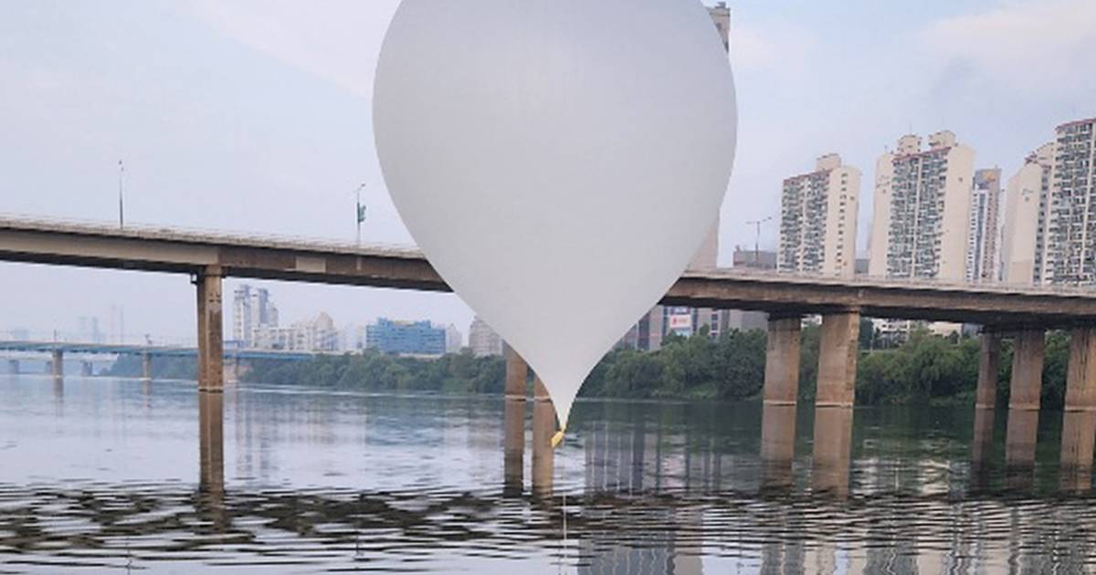 Balão carregado de lixo oriundo da Coreia do Norte cai no recinto presidencial do Sul