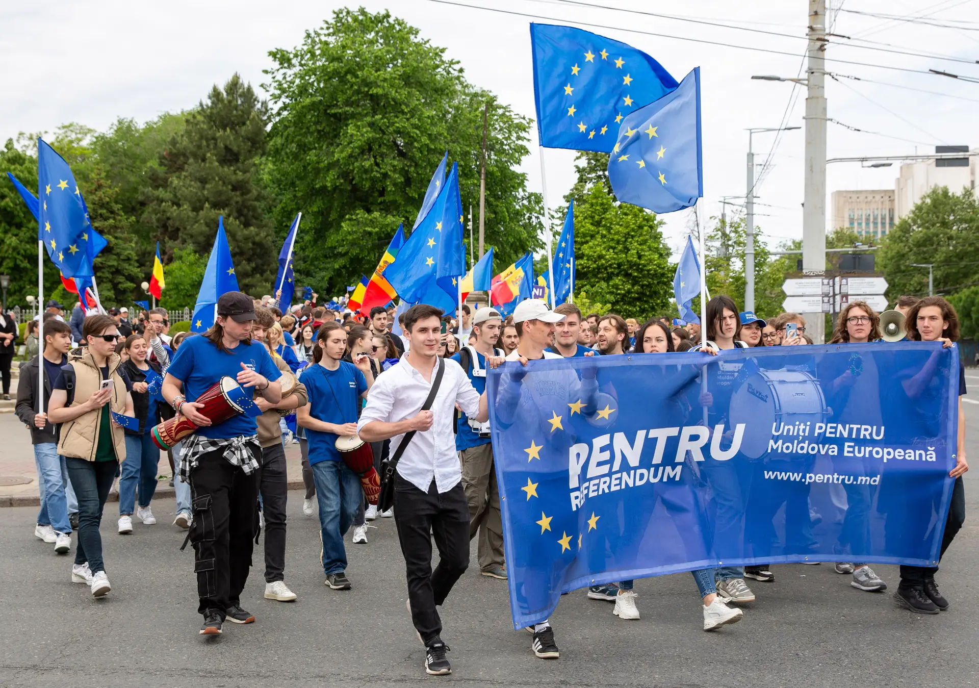 Jovens em manifestação de apoio à entrada da Moldova na UE