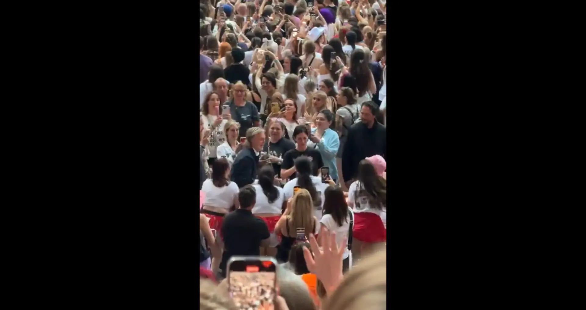 Paul McCartney dança com os fãs de Taylor Swift em concerto da “Eras Tour”: veja o vídeo