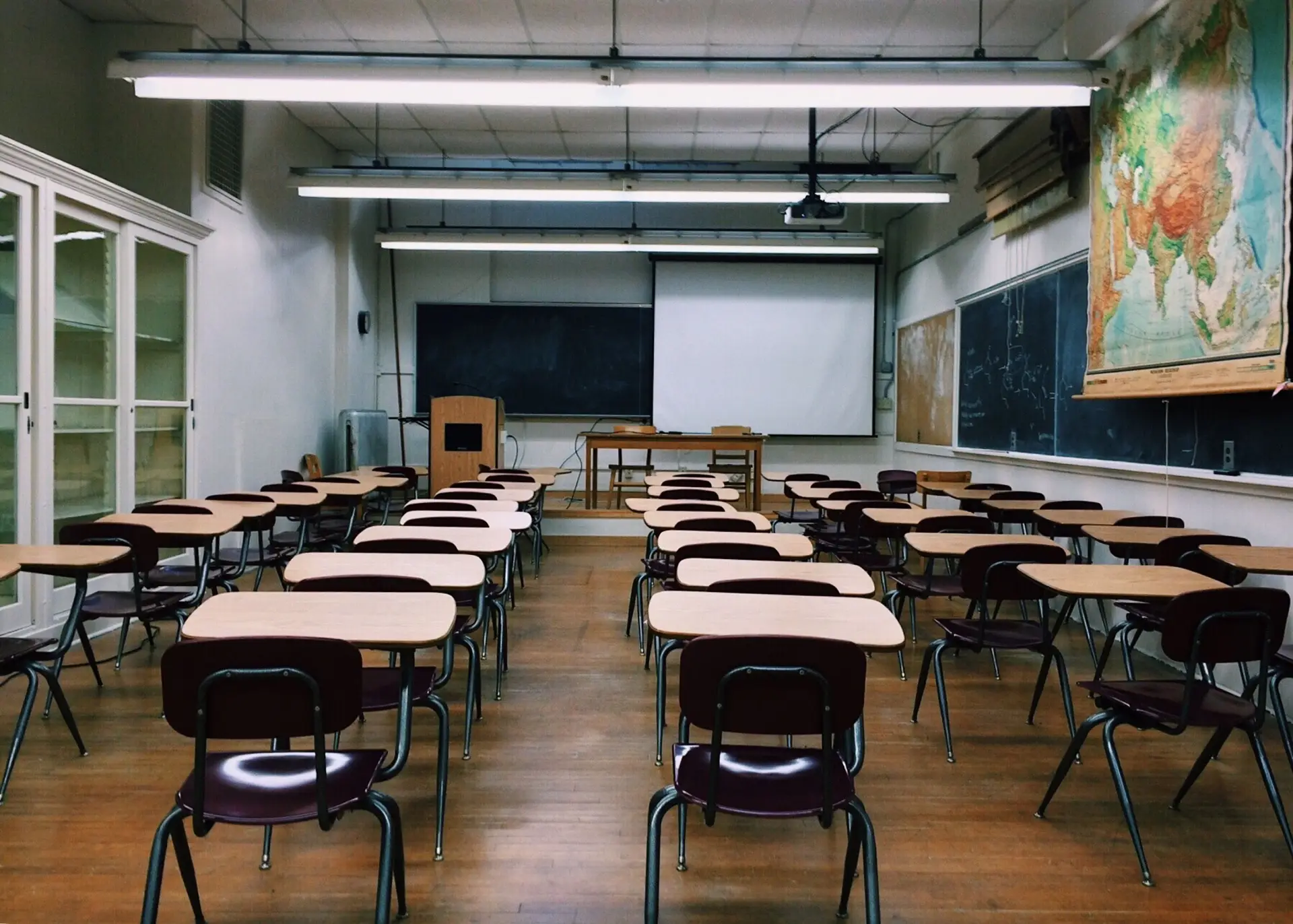Salários reais dos professores caíram mais em Portugal, somos o 3º país com docentes mais velhos e escasseia quem queira dar aulas