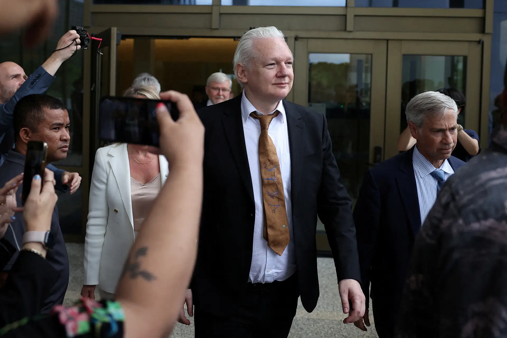 Julian Assange sai em liberdade, após a audiência no tribunal nas Ilhas Marianas.