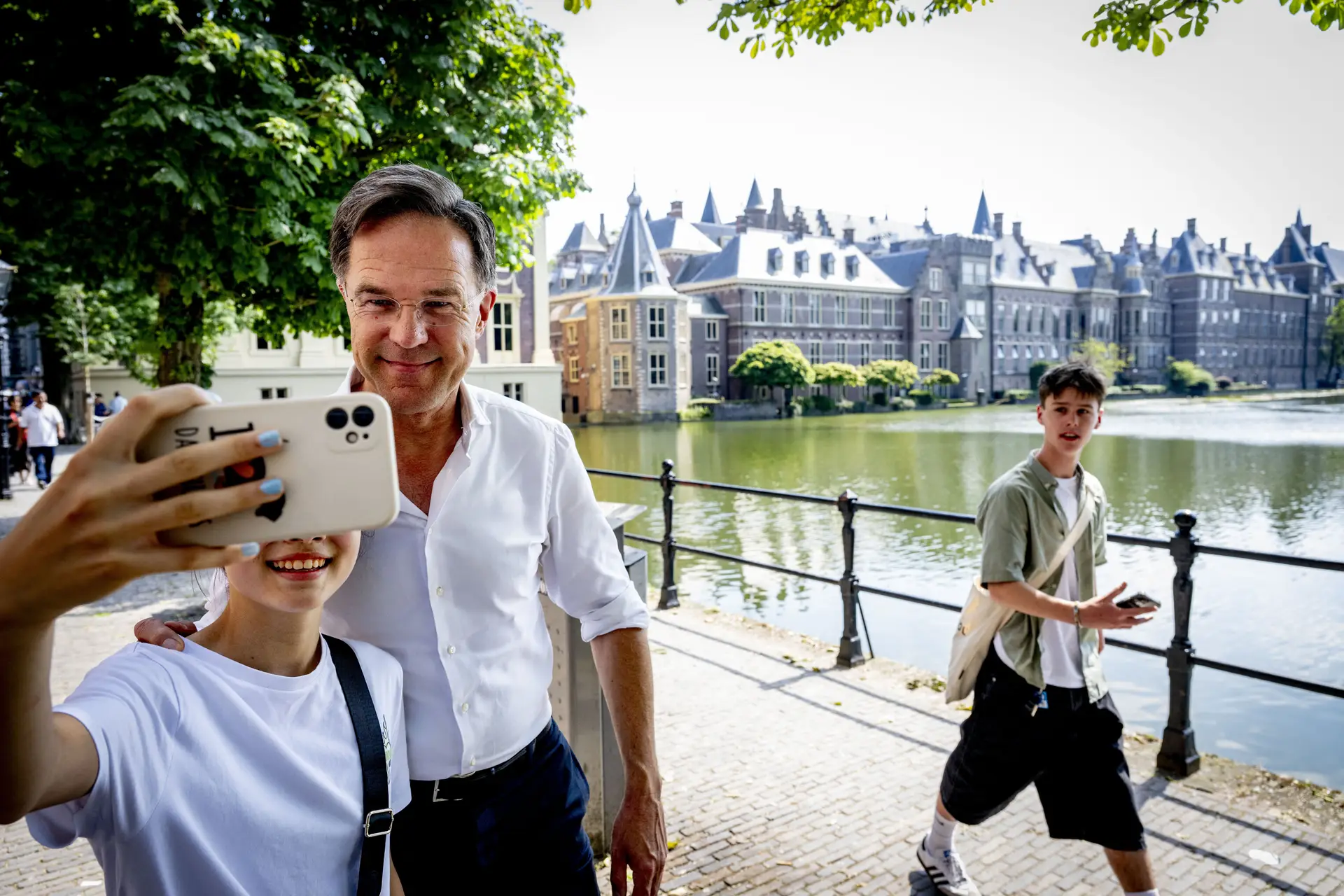 Mark Rutte com transeuntes em Haia. O novo secretário-geral da NATO cultiva uma imagem descontraída 