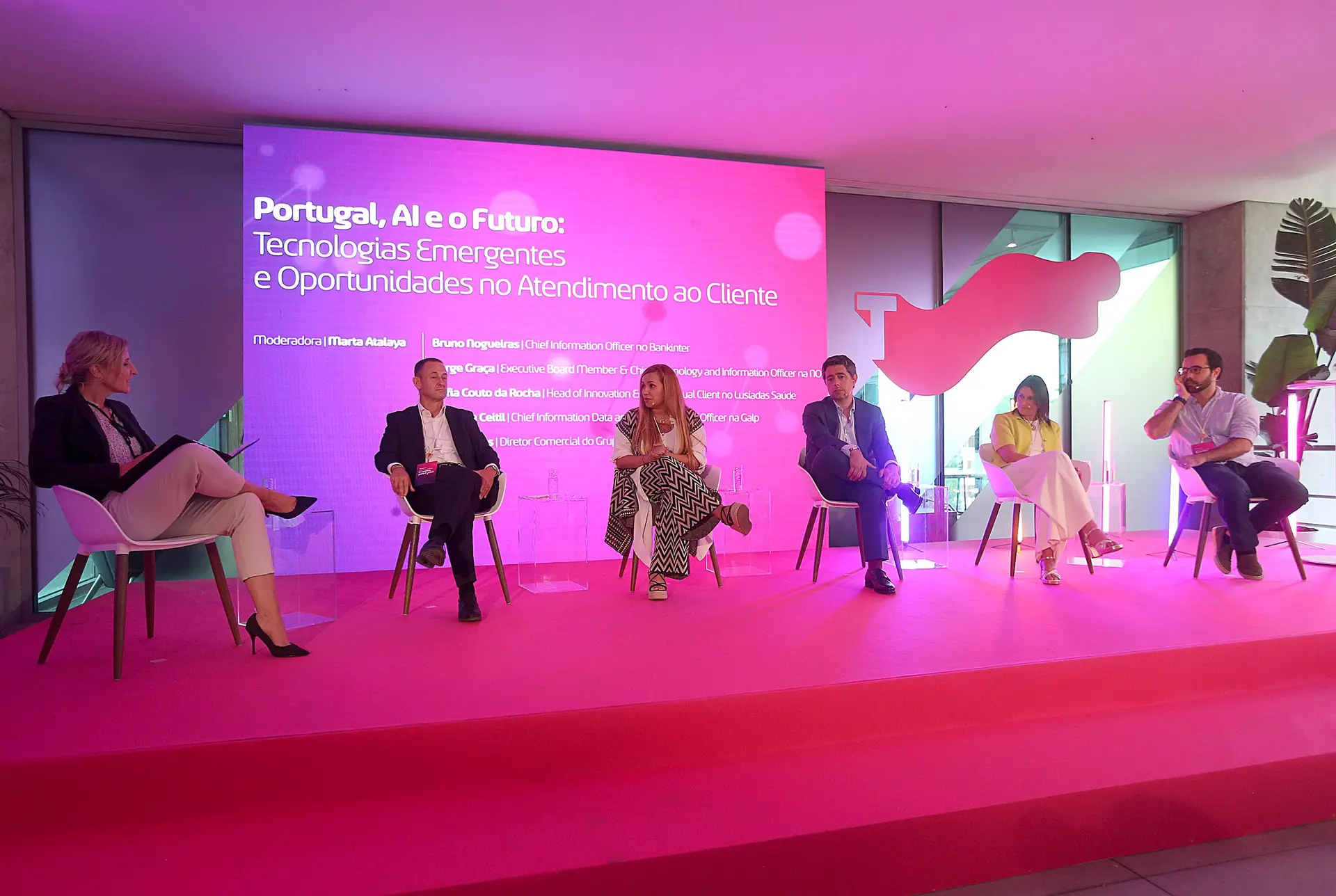 'Portugal, AI e o futuro: tecnologias emergentes e oportunidades no atendimento ao cliente’ foi o mote para o debate moderado por Marta Atalaya. Bruno Nogueira, do Bankinter Portugal, Sofia Couto da Rocha, da Lusíadas Saúde, Jorge Graça, da NOS, Catarina Ceitil, da Galp, e Vítor Tôrres, de O Boticário foram os convidados.
