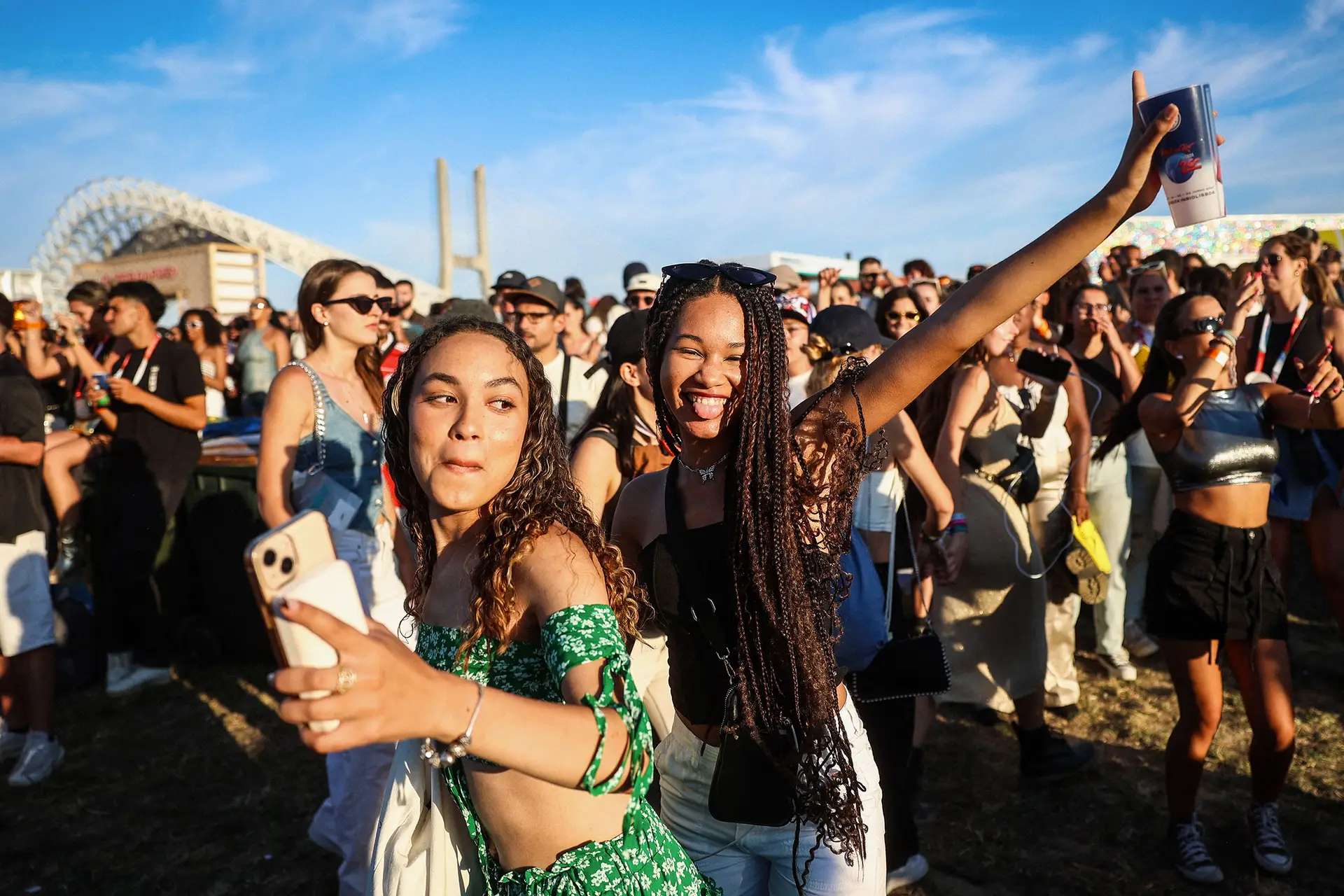 É durante a adolescência e juventude que se prepara a longevidade. Menos ecrãs e mais vida social é importante na saúde mental dos mais novos