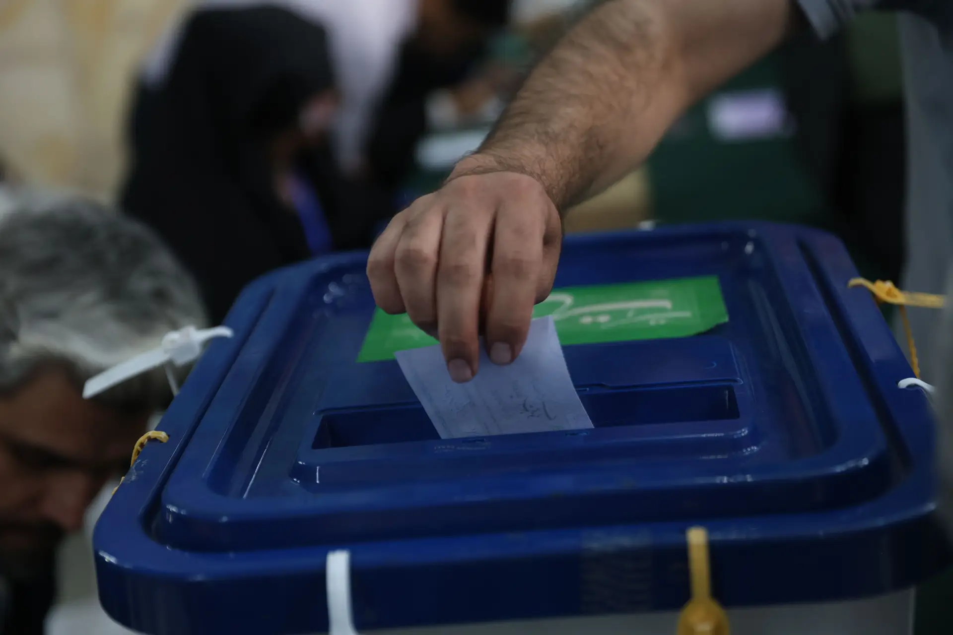 Iranianos elegem novo presidente entre “esperança” e descrença