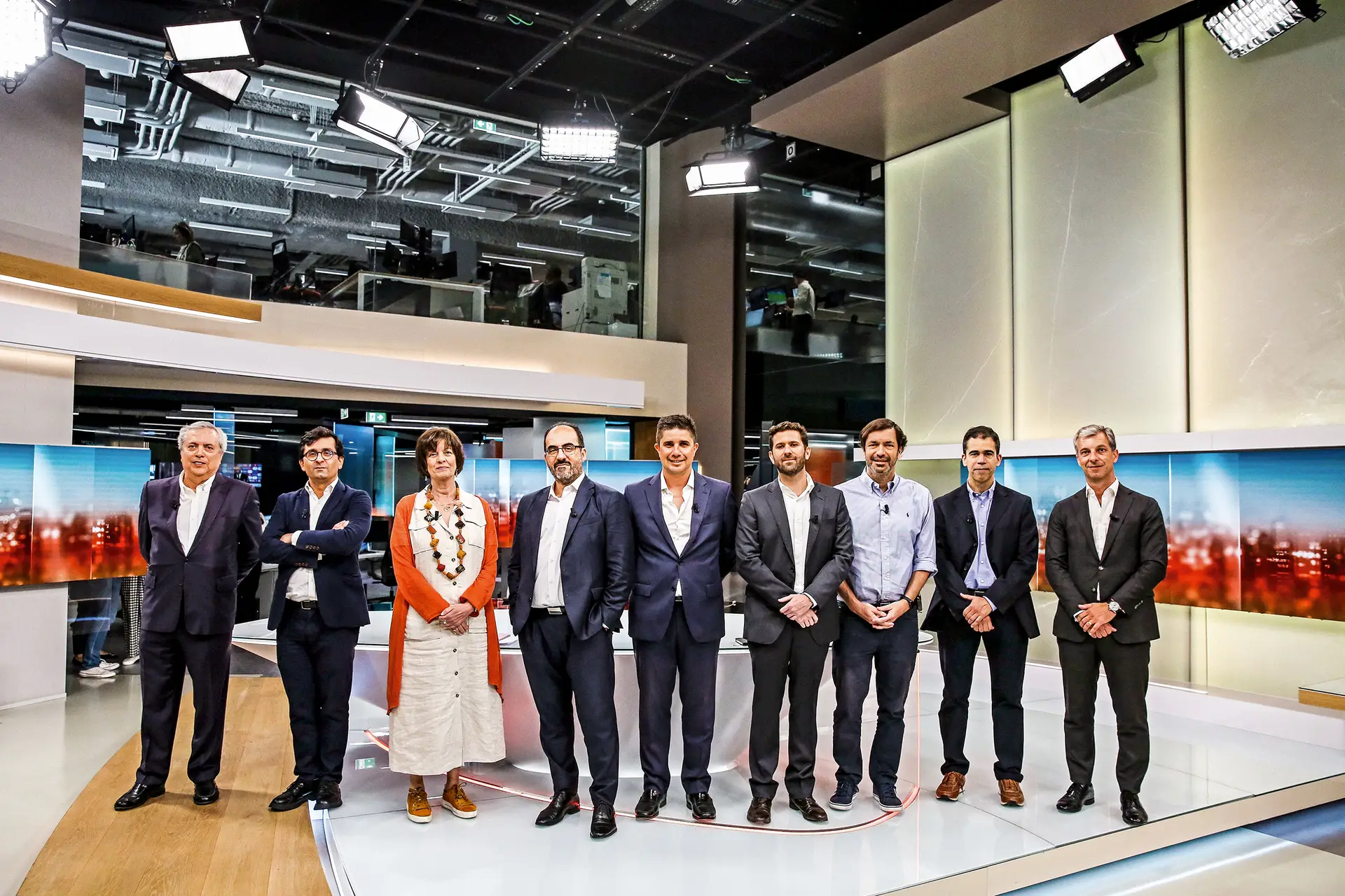 Os participantes no debate sobre telecomunicações e media foram fotografados nos estúdios da SIC antes de falarem sobre os desafios do sector
