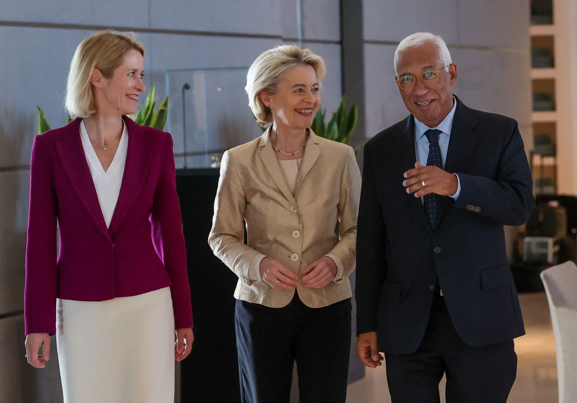 Ursula von der Leyen, Kaja Kallas e António Costa, no Aeroporto de Bruxelas