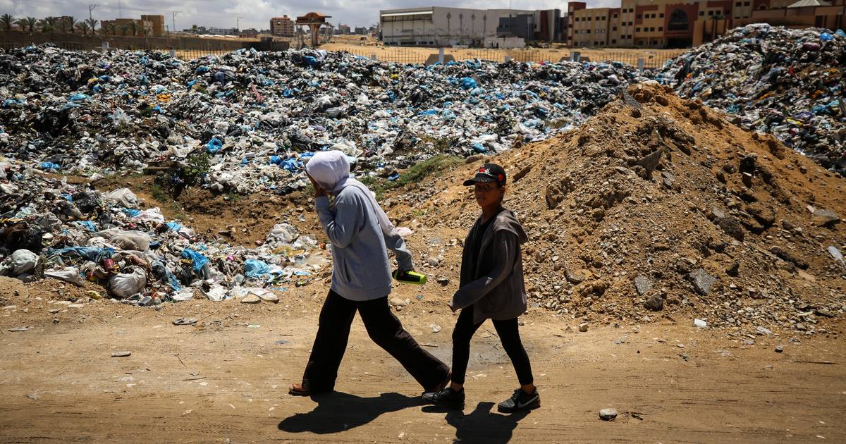 ONU alerta para risco de doenças em Gaza devido ao lixo acumulado, doca montada pelos EUA pode não voltar: guerra, dia 268