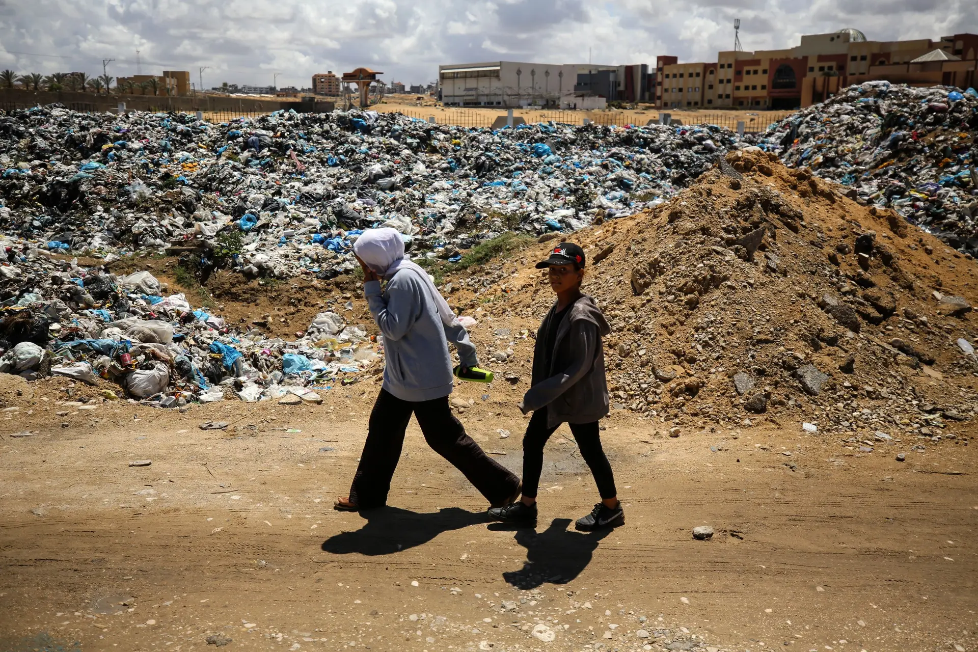 Lixo amontoado em Khan Yunis, Faixa de Gaza