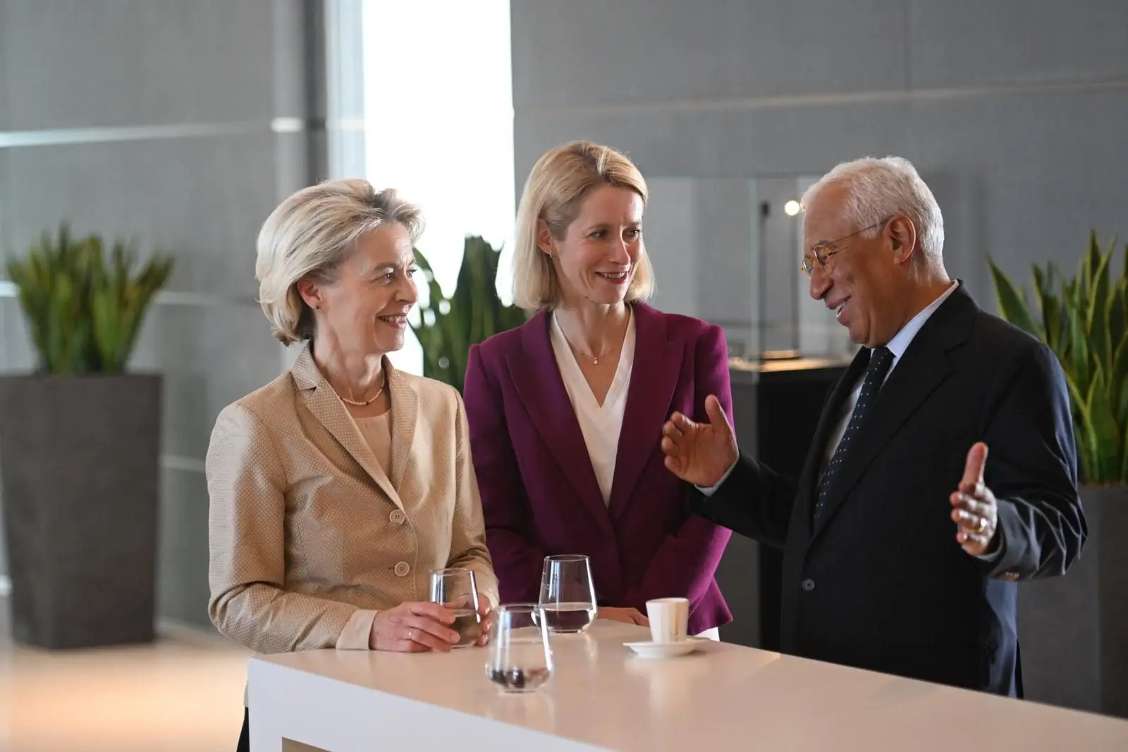 Costa Em Bruxelas Para Foto De Família Com Kallas E Von Der Leyen ...