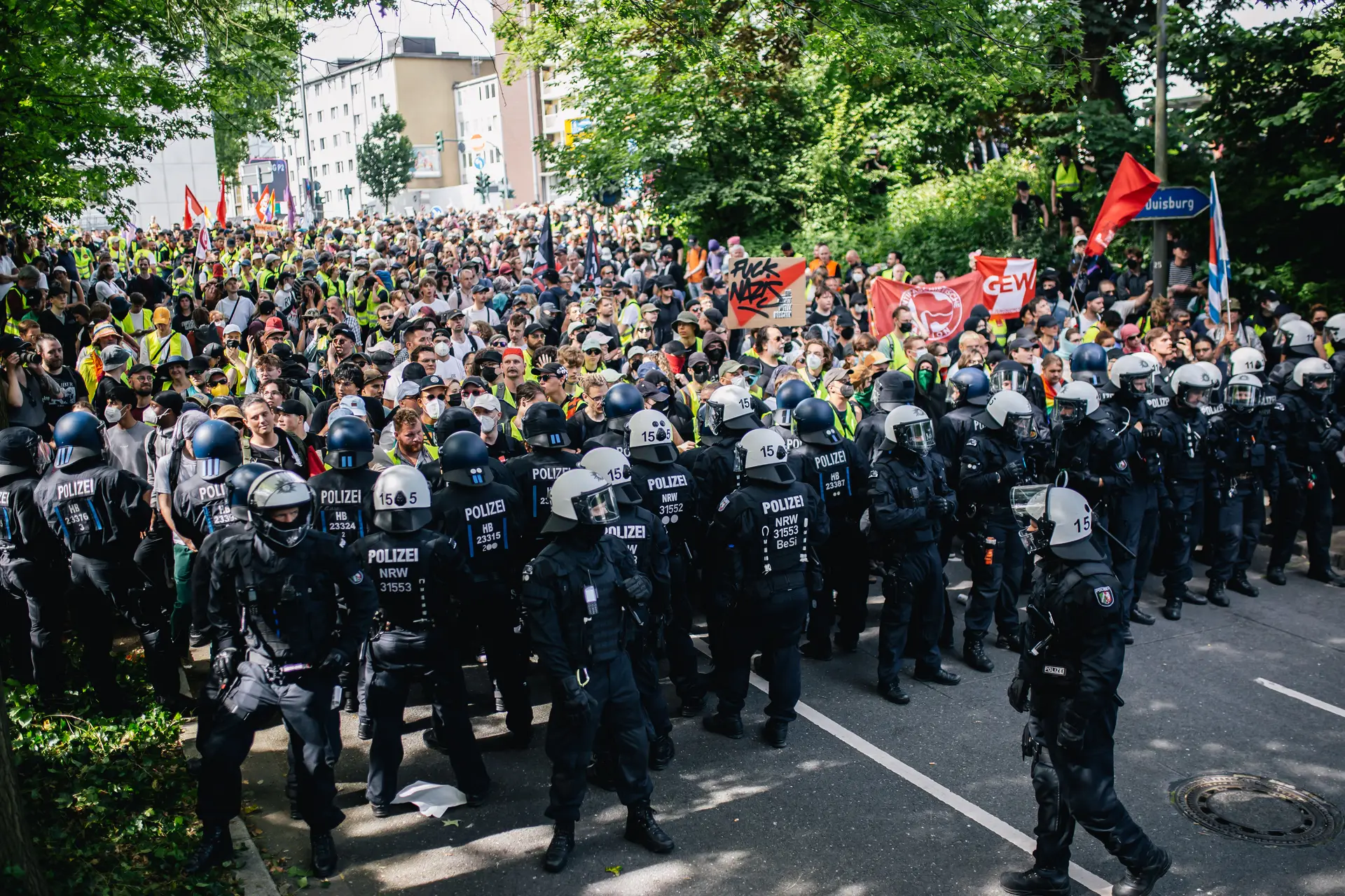 Pelo menos 11 polícias feridos e dezenas de detidos em protesto contra Congresso da extrema-direita alemã
