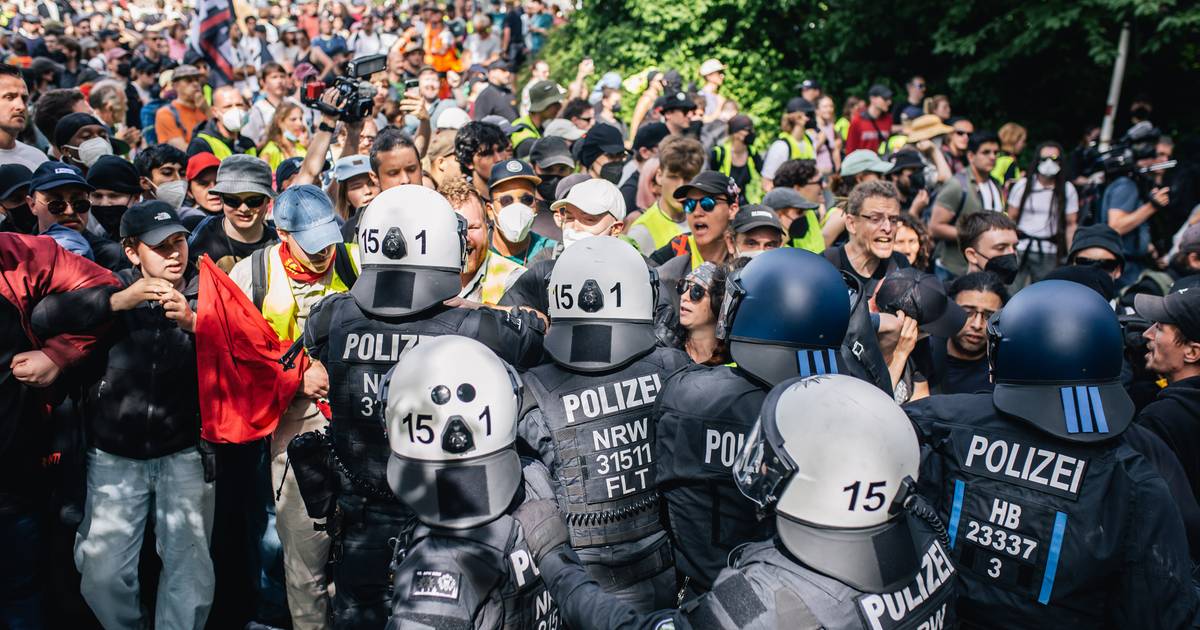 Pelo menos 11 polícias feridos e dezenas de detidos em protesto contra Congresso da extrema-direita alemã