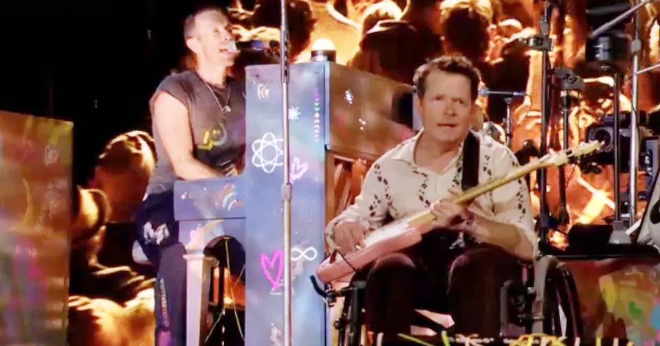 Grande momento: Michael J. Fox tocou guitarra com os Coldplay no festival de Glastonbury