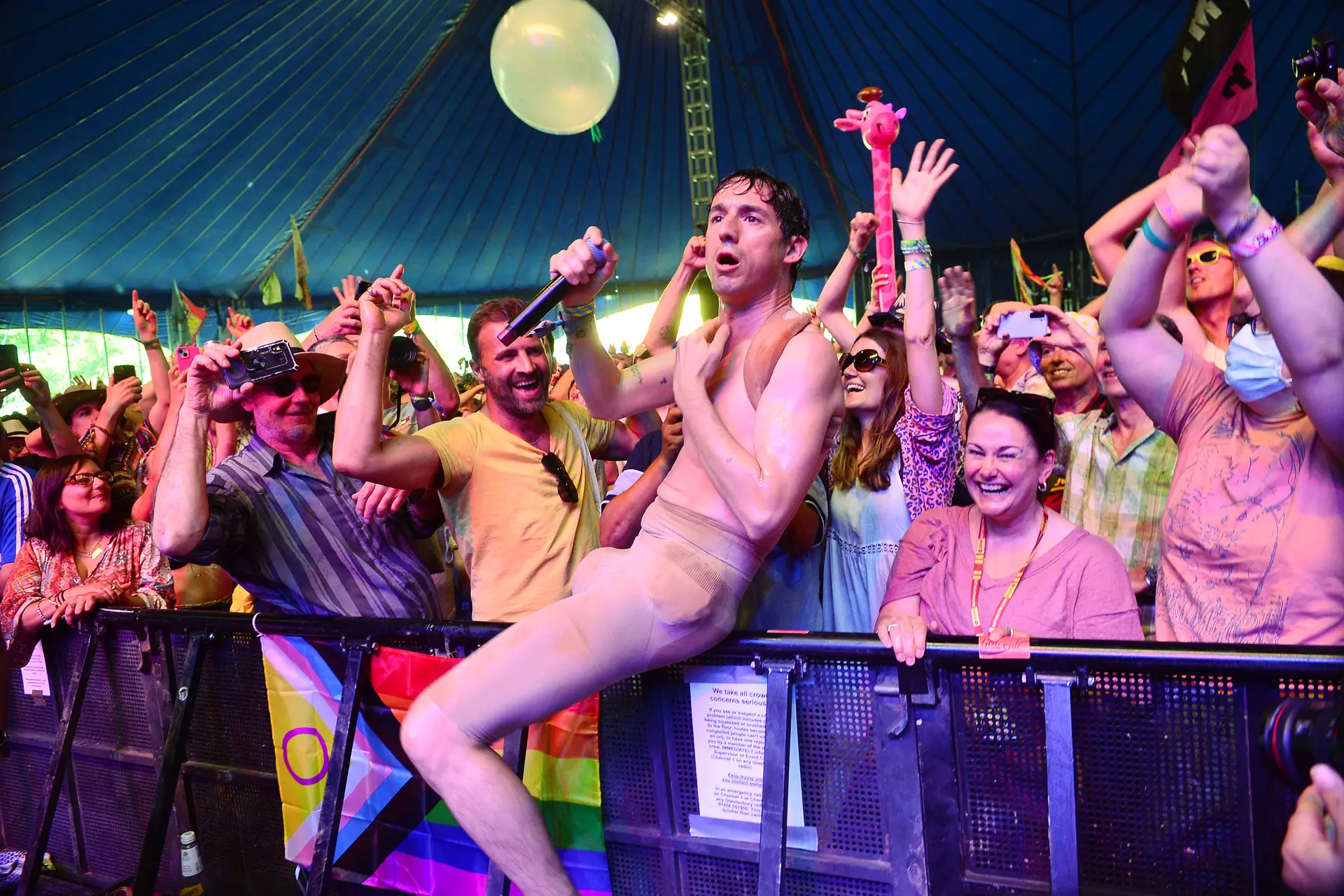 Fat White Family gozam com os Idles em Glastonbury: “Esta é uma canção sobre o quão feminista sou”