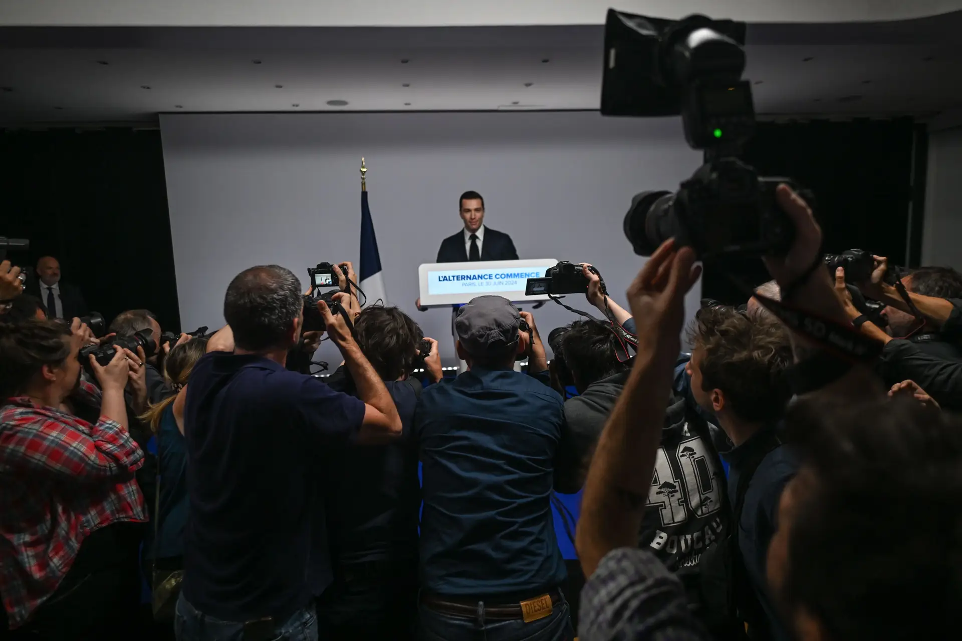Vitória da extrema-direita gera onda de apelos a uma união republicana, mas pode já ser tarde