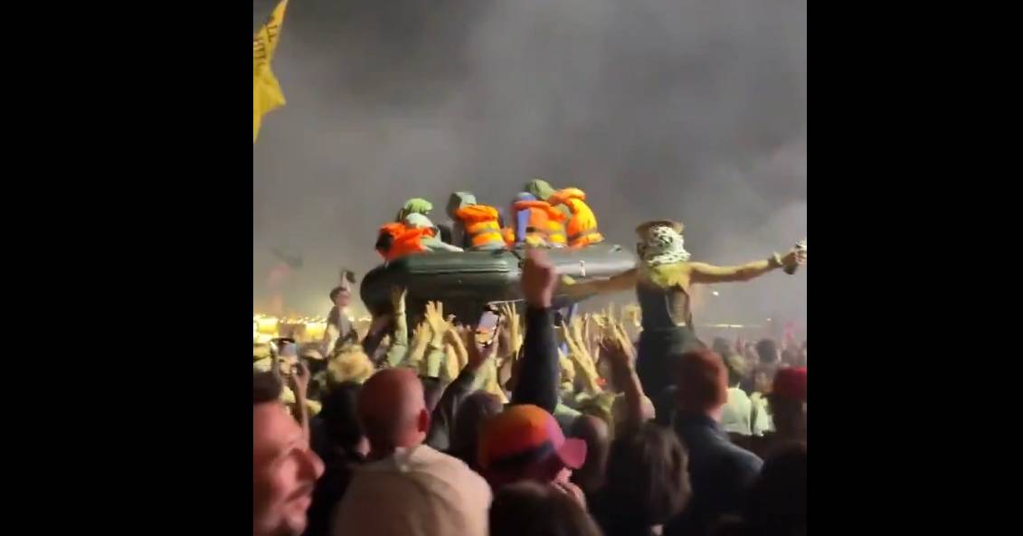 Banksy fez ação de protesto com barco de borracha em pleno concerto dos Idles no festival de Glastonbury