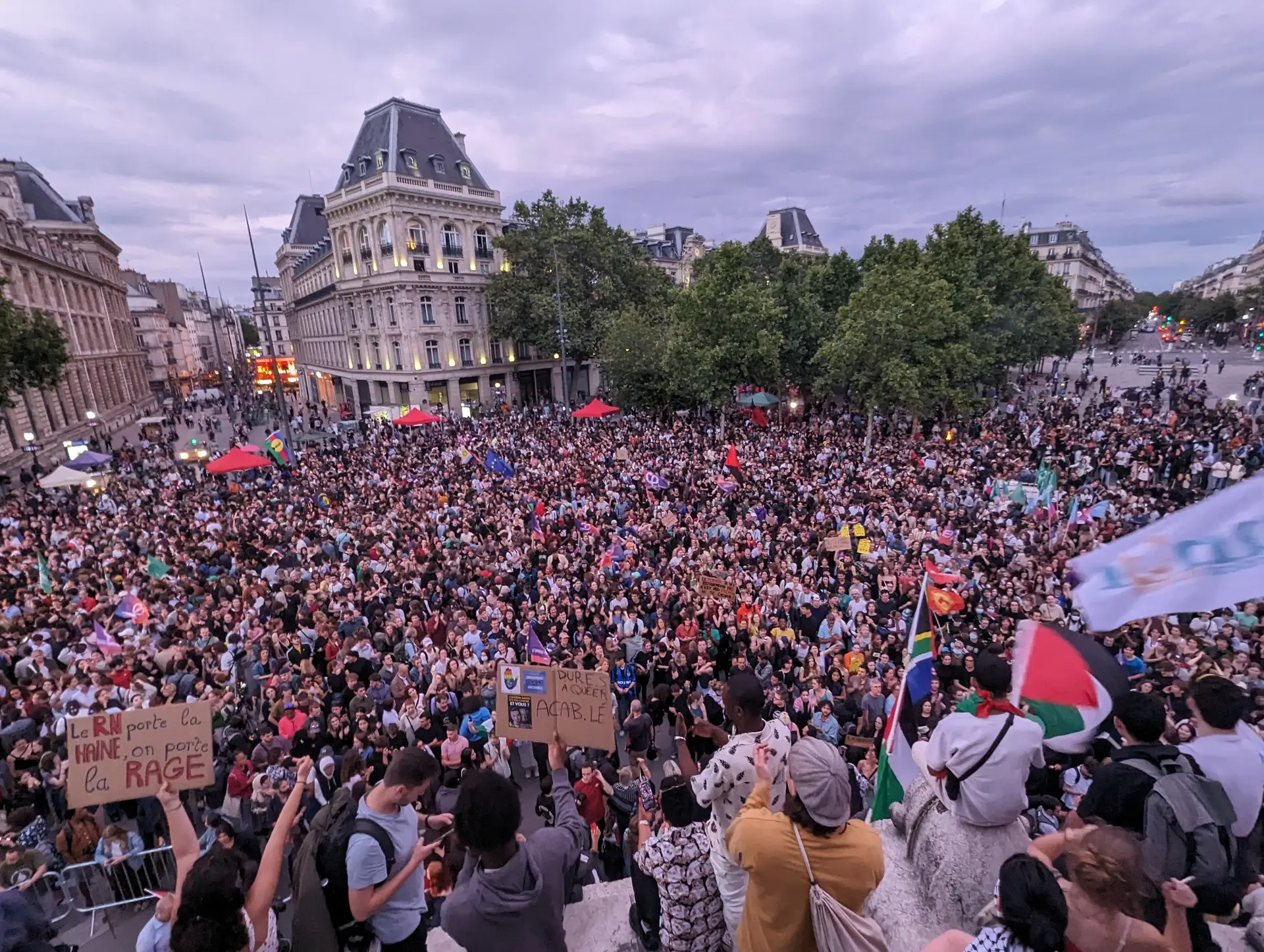 Milhares de parisienses manifestam-se contra extrema-direita e pedem clarificação a Macron