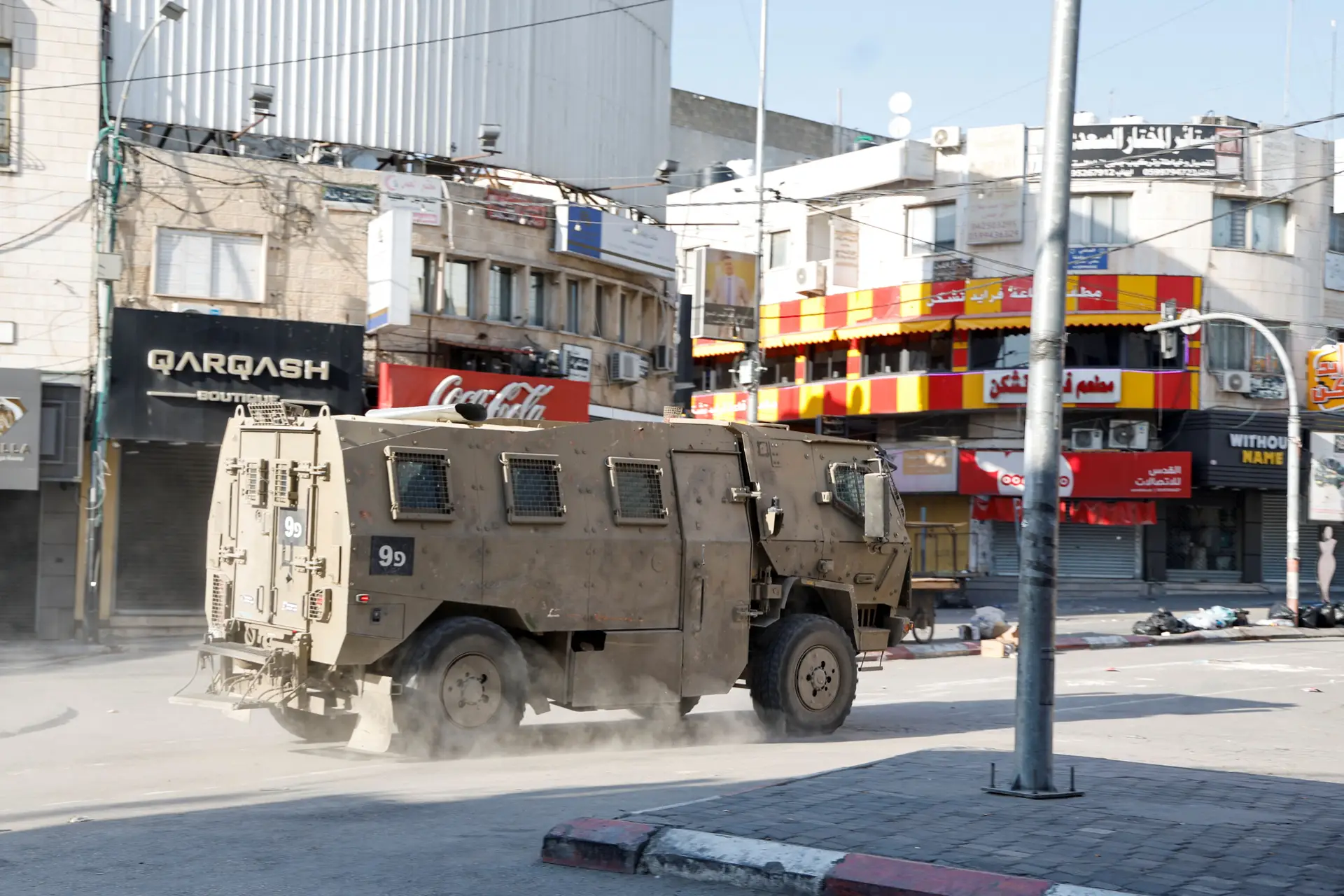 Veículos militares israelitas em Jenin, na Cisjordânia