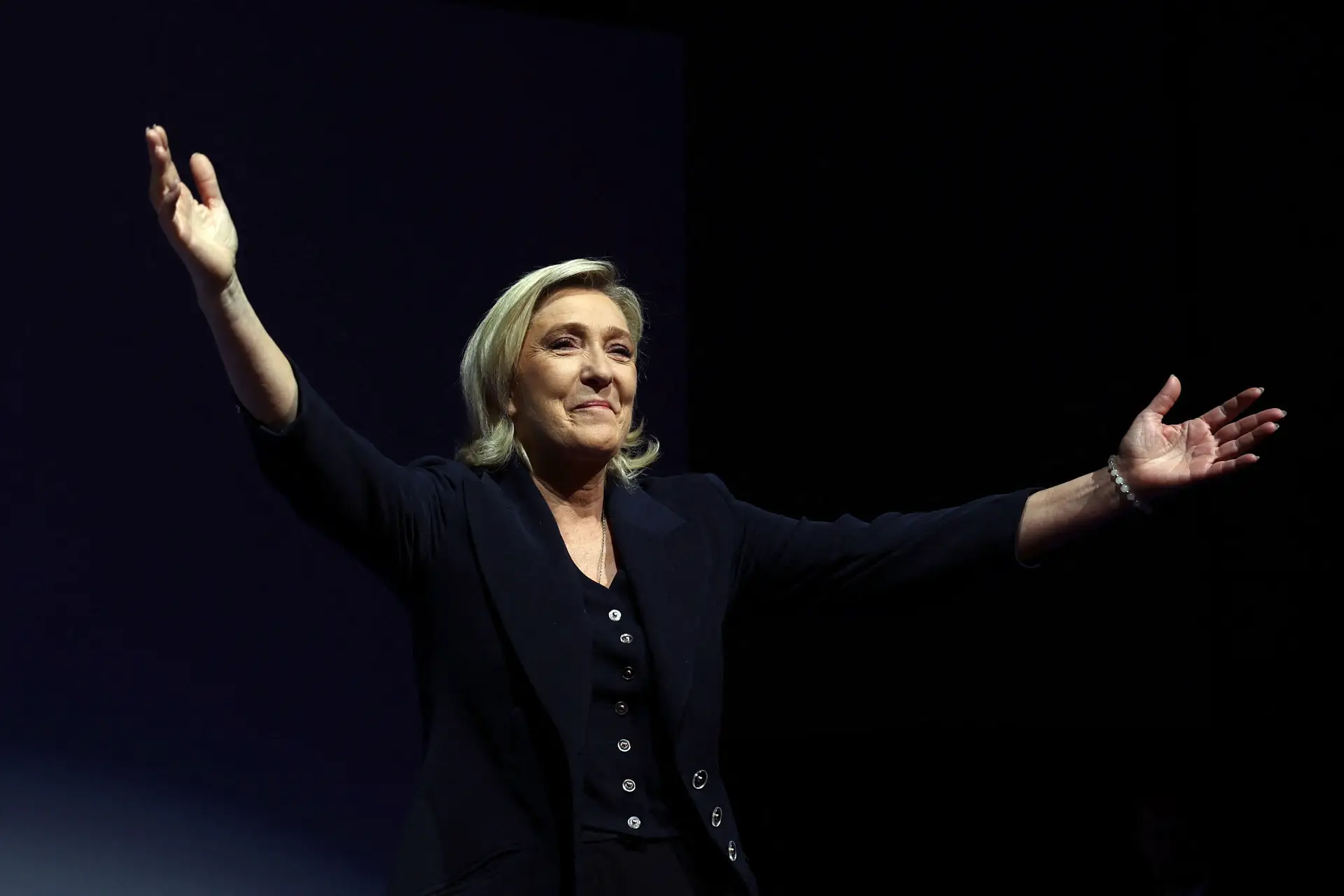 Mais de dois terços dos franceses foram às urnas e a vitória foi da extrema-direita