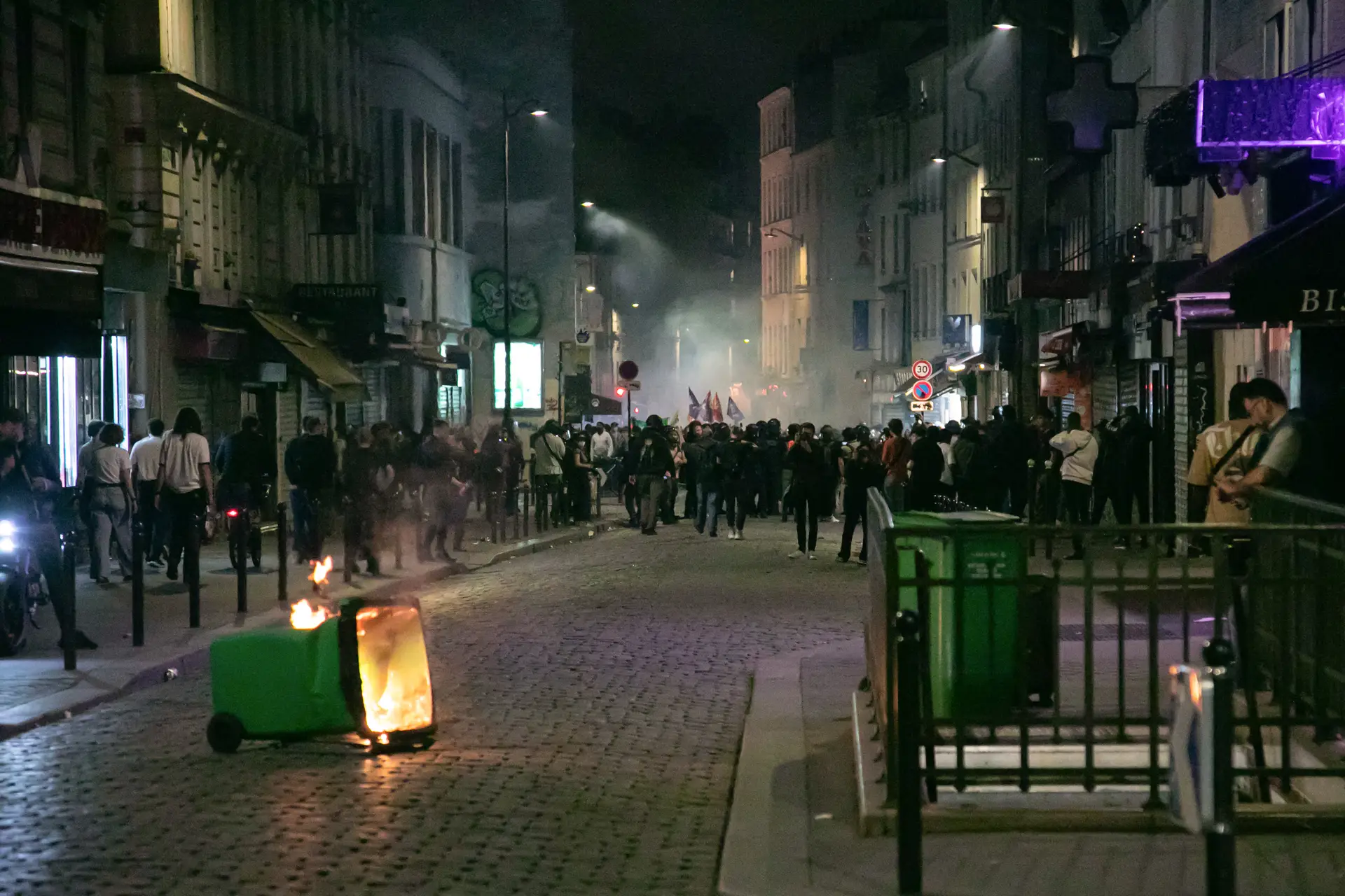 Milhares de pessoas reuniram-se no domingo à noite na Place de la République, em Paris, em apoio à coligação de esquerda Nova Frente Popular (NFP), após o resultado eleitoral histórico da extrema-direita nesta primeira volta das eleições em França