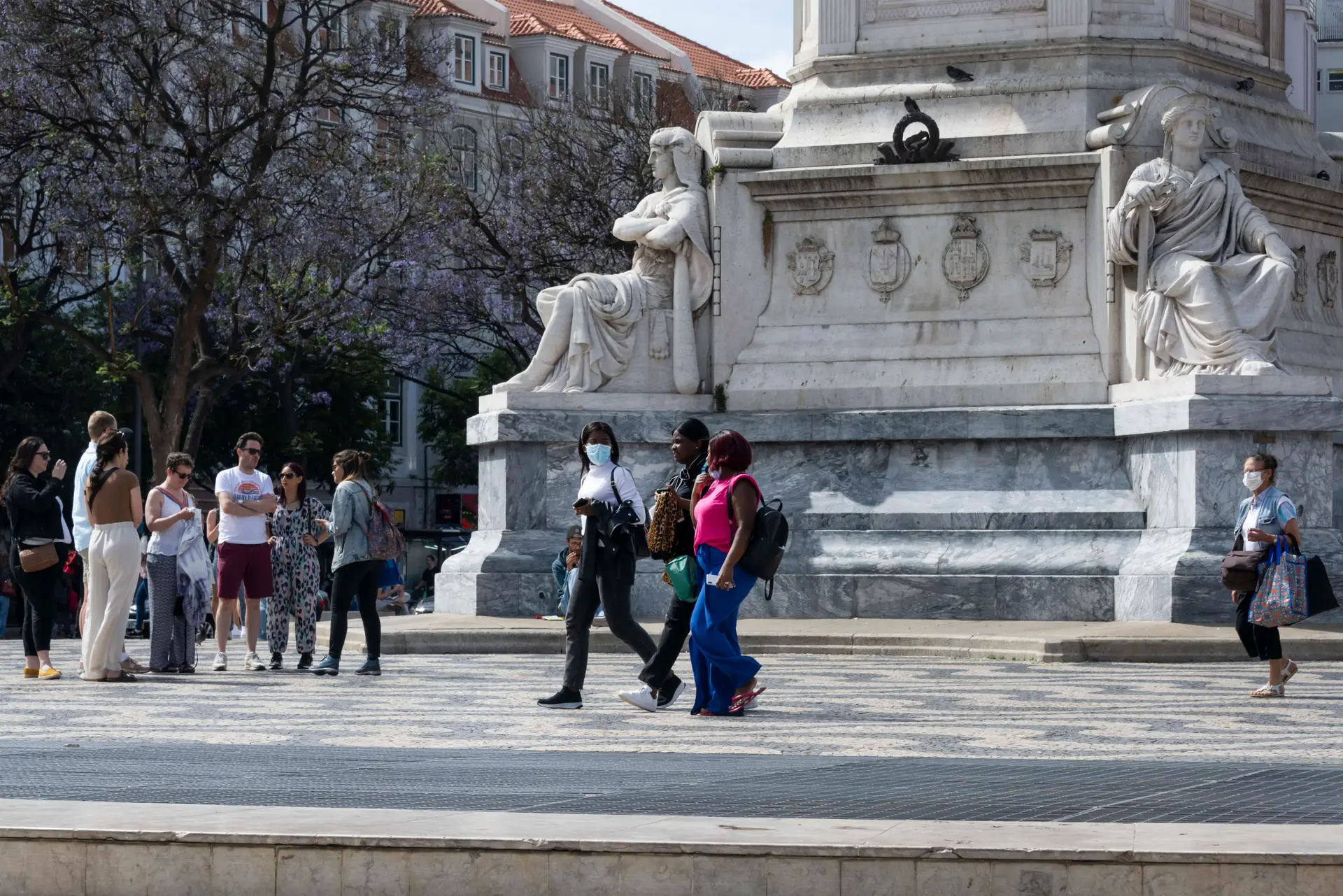 Um vírus que “não obedece a sazonalidade” com uma sublinhagem a causar impacto: o que explica o aumento de casos de covid-19?