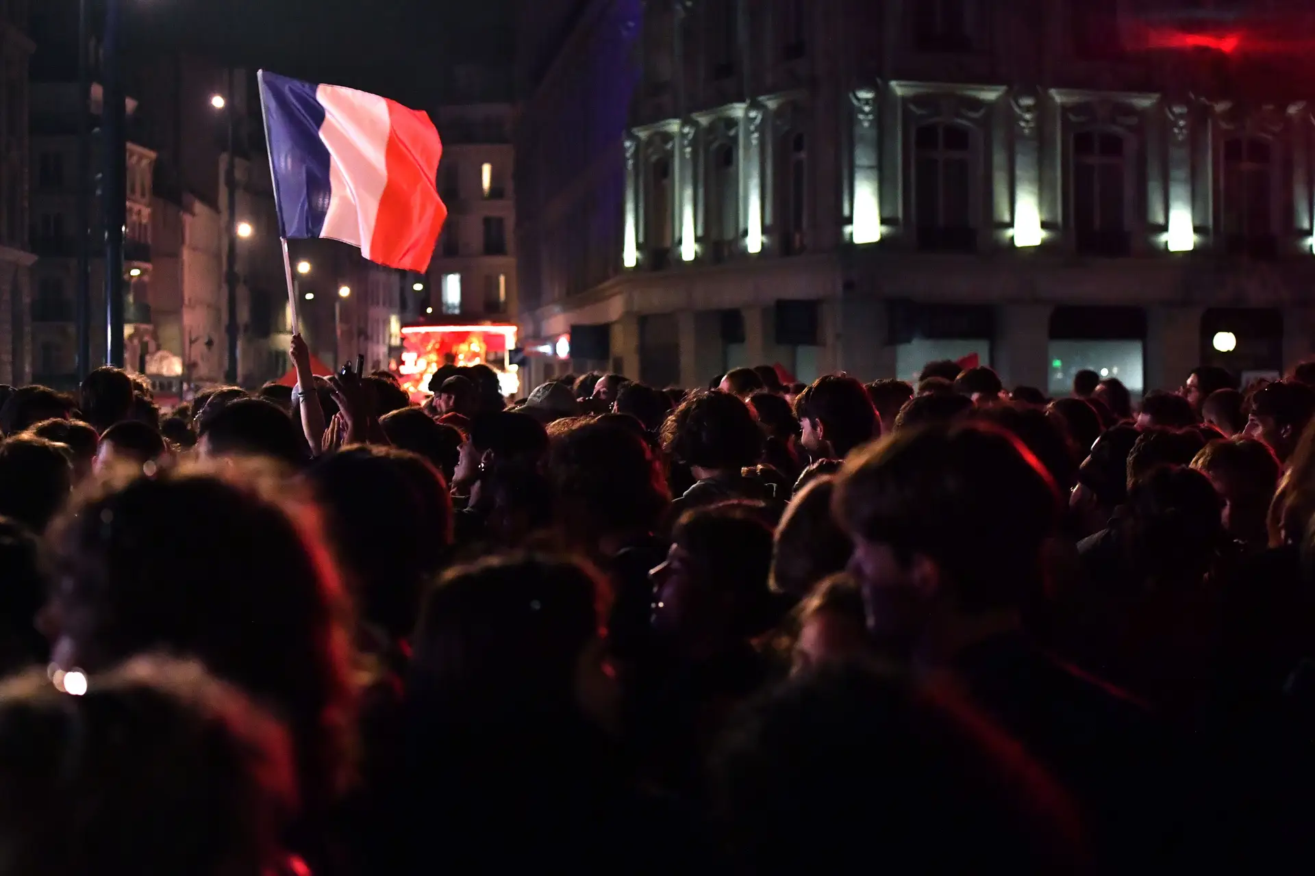 Milhares de pessoas juntaram-se na Praça da República, em Paris, para apoiar o partido da Nova Frente Popular