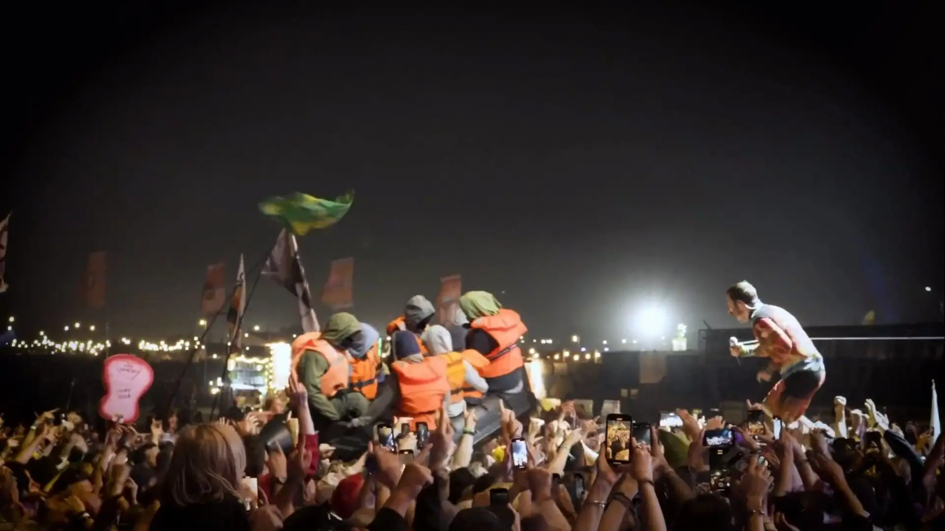 Banksy mostra vídeo da ação de protesto em defesa do migrantes no festival de Glastonbury