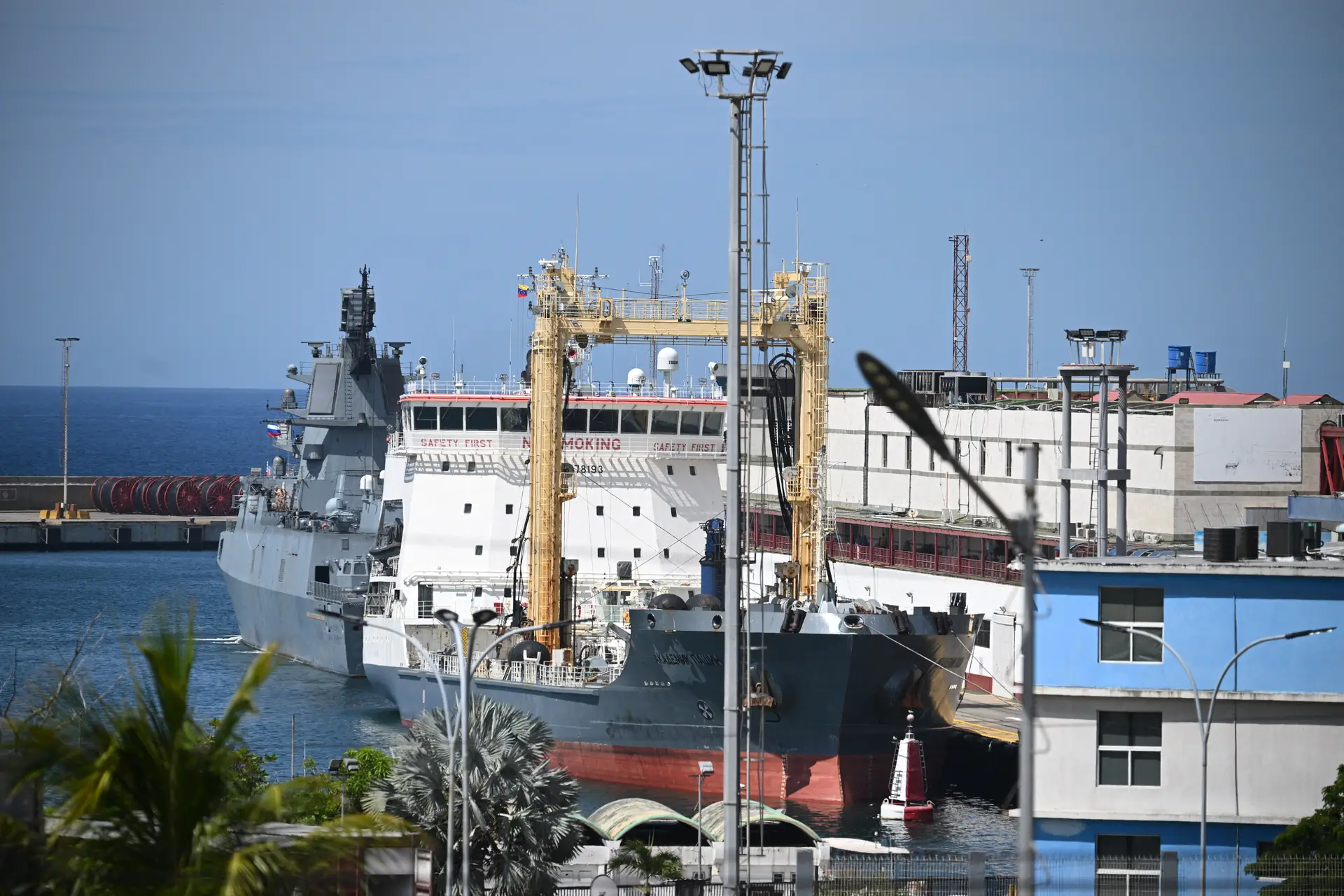 Frota de navios militares russos chega à Venezuela para “marcar presença”
