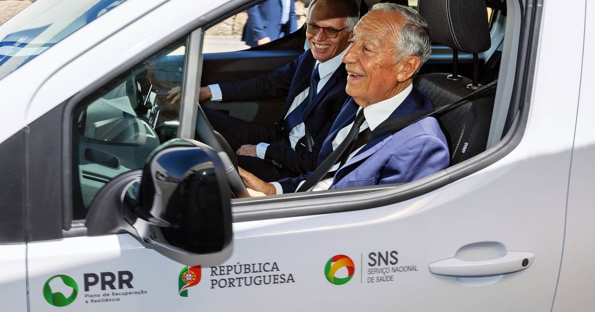 Marcelo aos comandos de um dos primeiros carros elétricos produzidos em Portugal