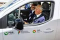 Marcelo aos comandos de um dos primeiros carros elétricos produzidos em Portugal