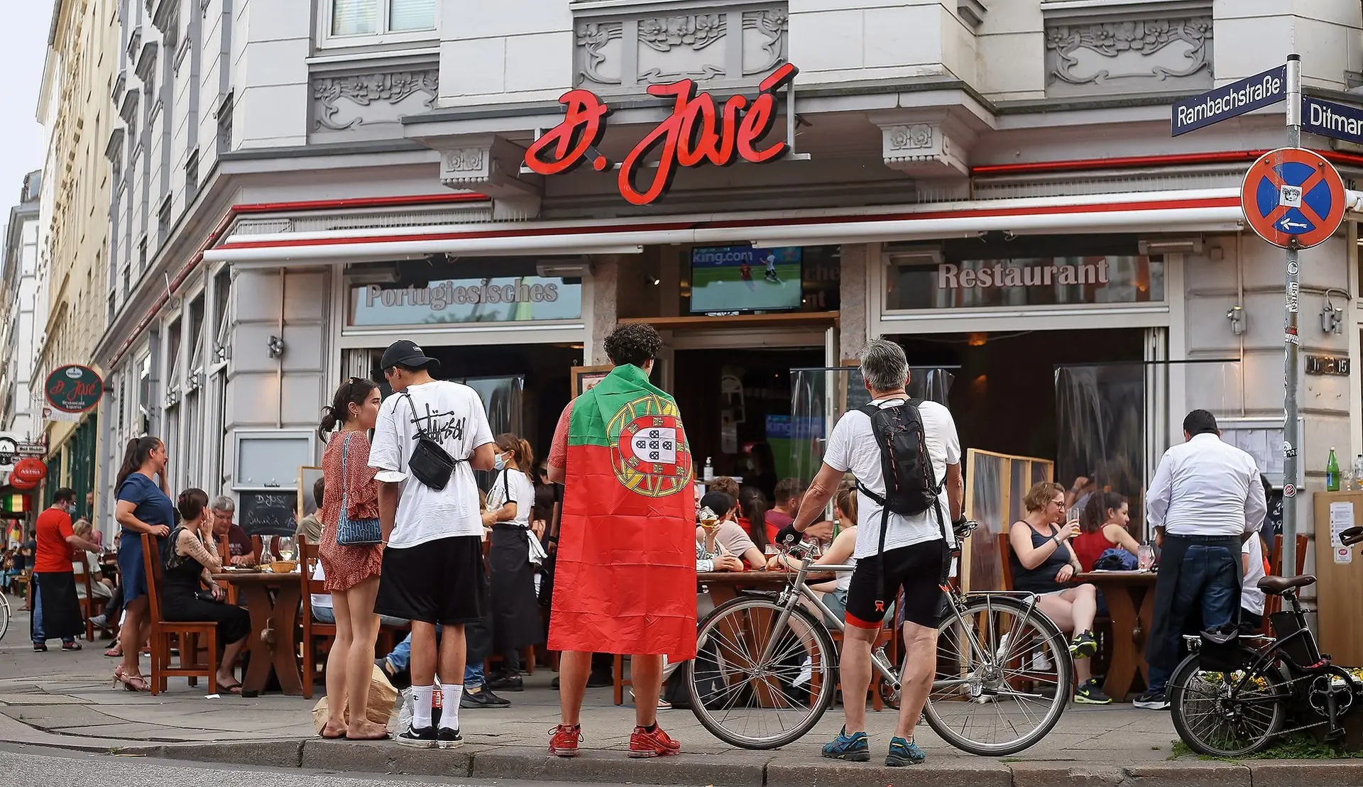 Pedir “um galão e um pastel de nata” não se faz apenas em português: o Portugiesenviertel tornou-se parte da vida social de Hamburgo. Se Portugal vencer a França, a festa será feita por lá